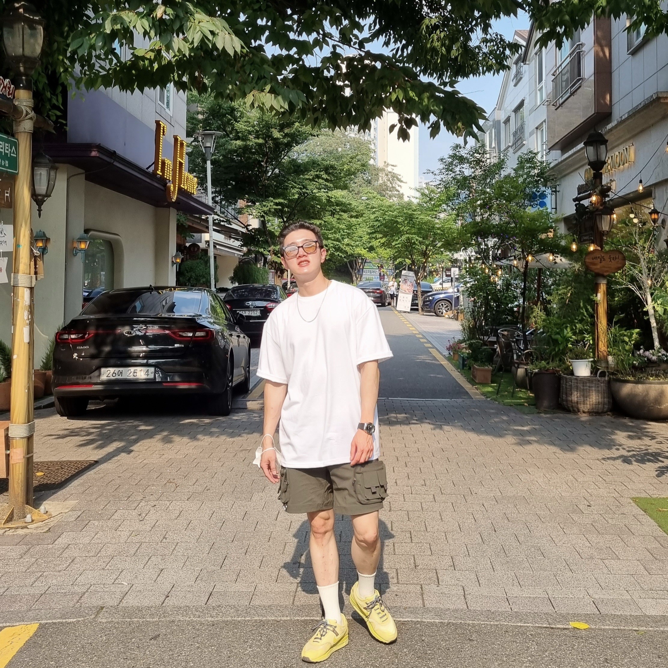 Nike x Travis Scott Air Max 1 Cact.us Gold, Nike ACG Cargo Shorts Sequoia - Asia 착용 스타일 - 1