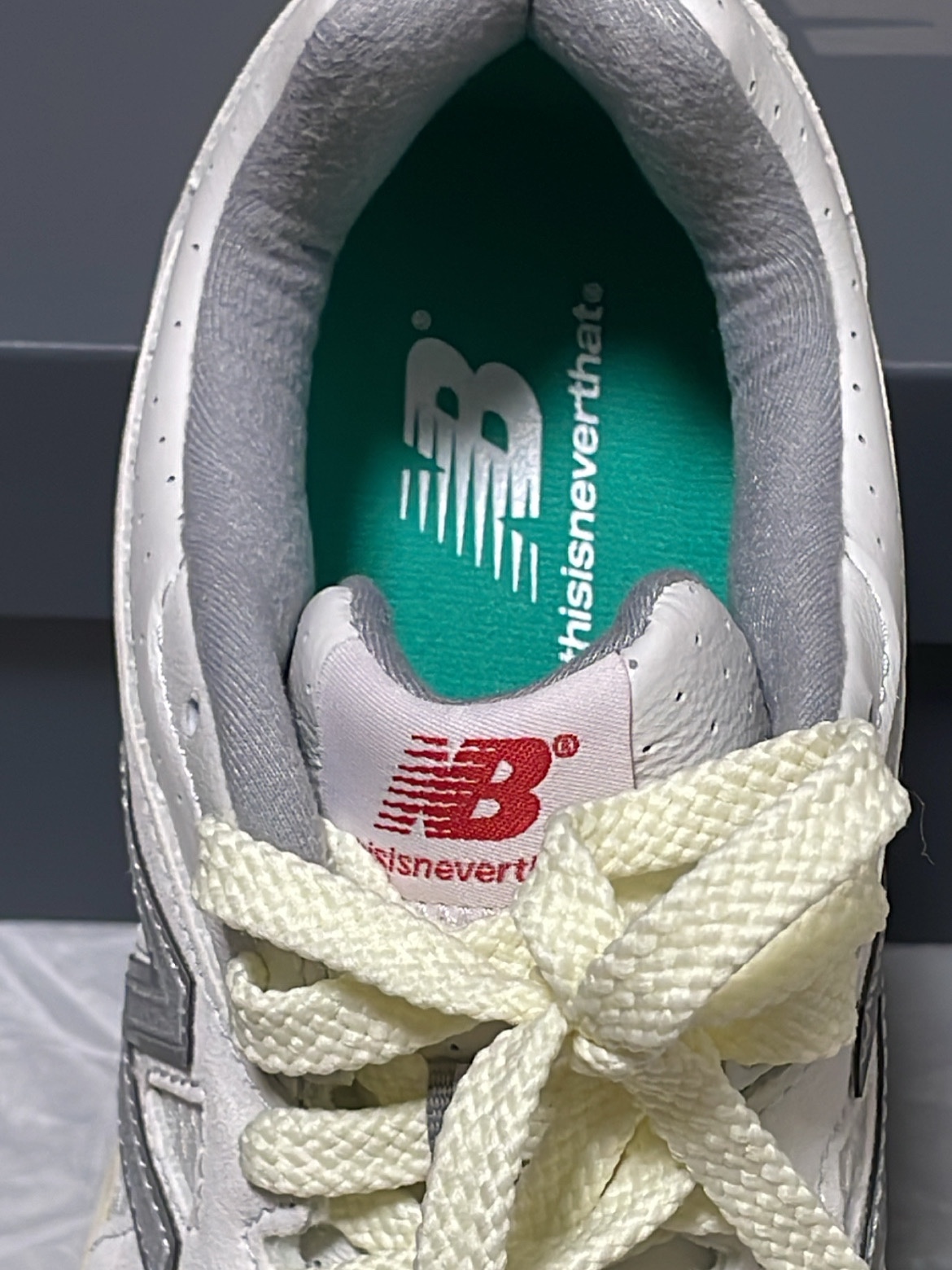 New Balance x Thisisneverthat 860v2 White 착용 스타일 - 3