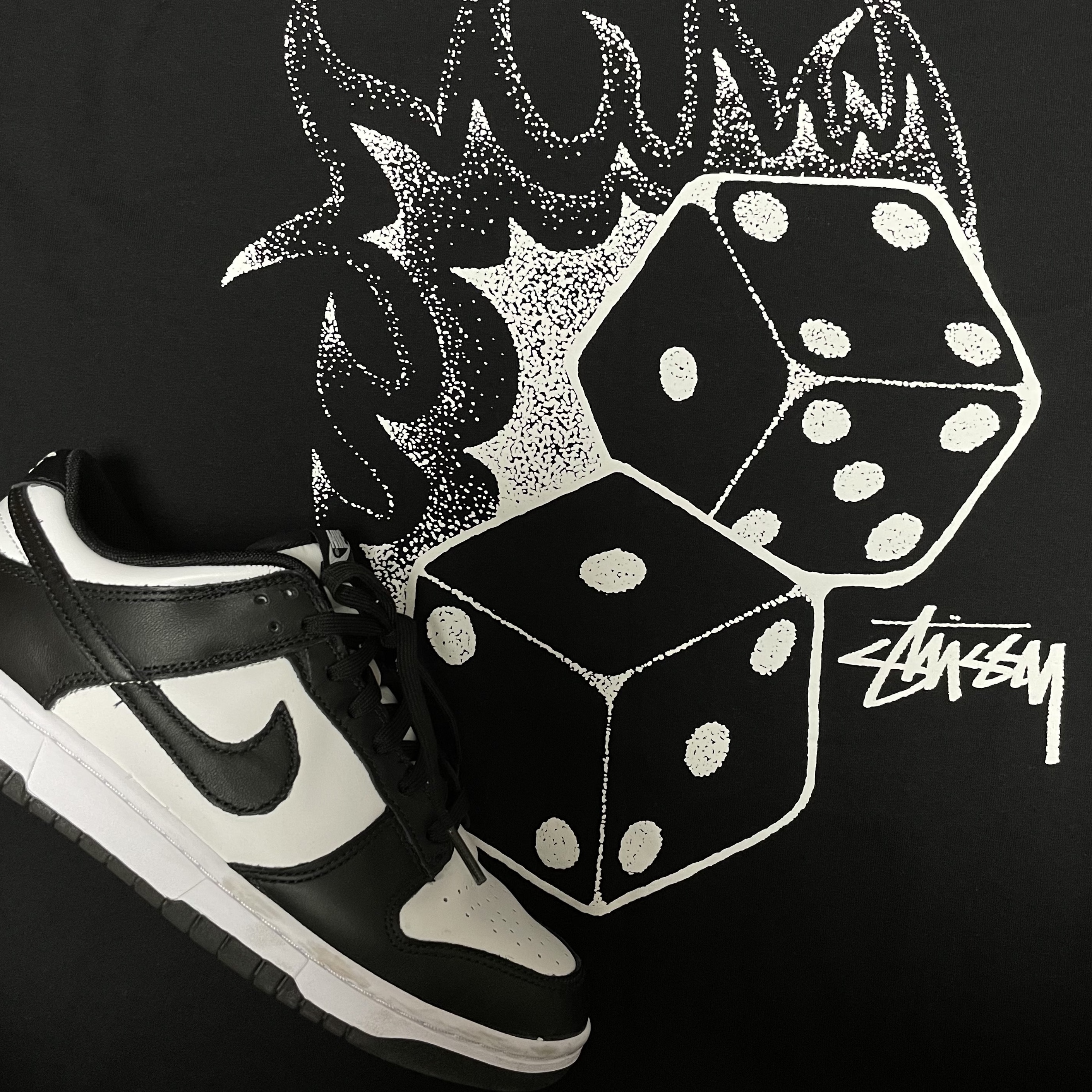 Nike Dunk Low Retro Black, Stussy Fuzzy Dice T-Shirt Black 착용 스타일