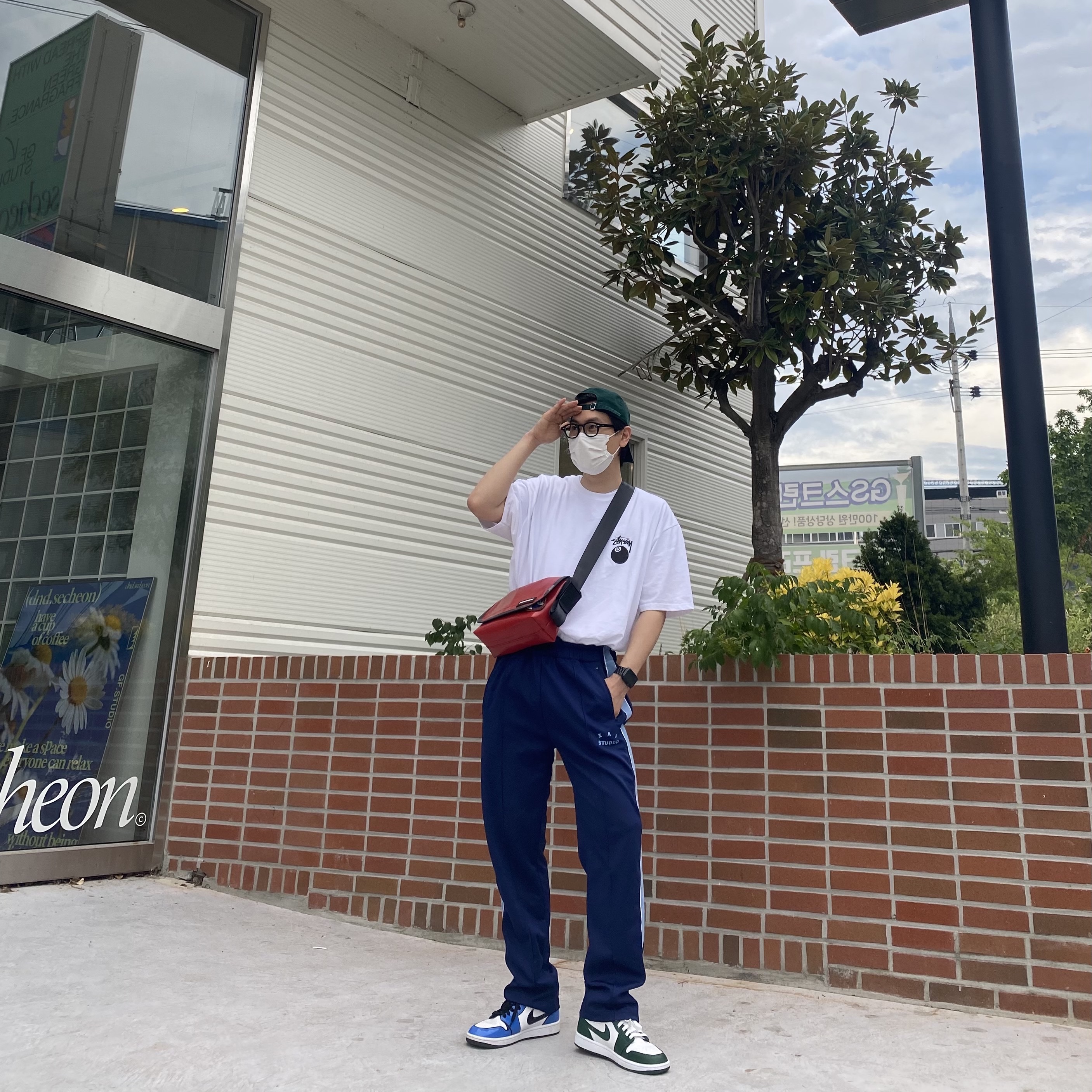 Stussy Billiards T-Shirt White, IAB Studio Track Pants Navy - 21SS 착용 스타일
