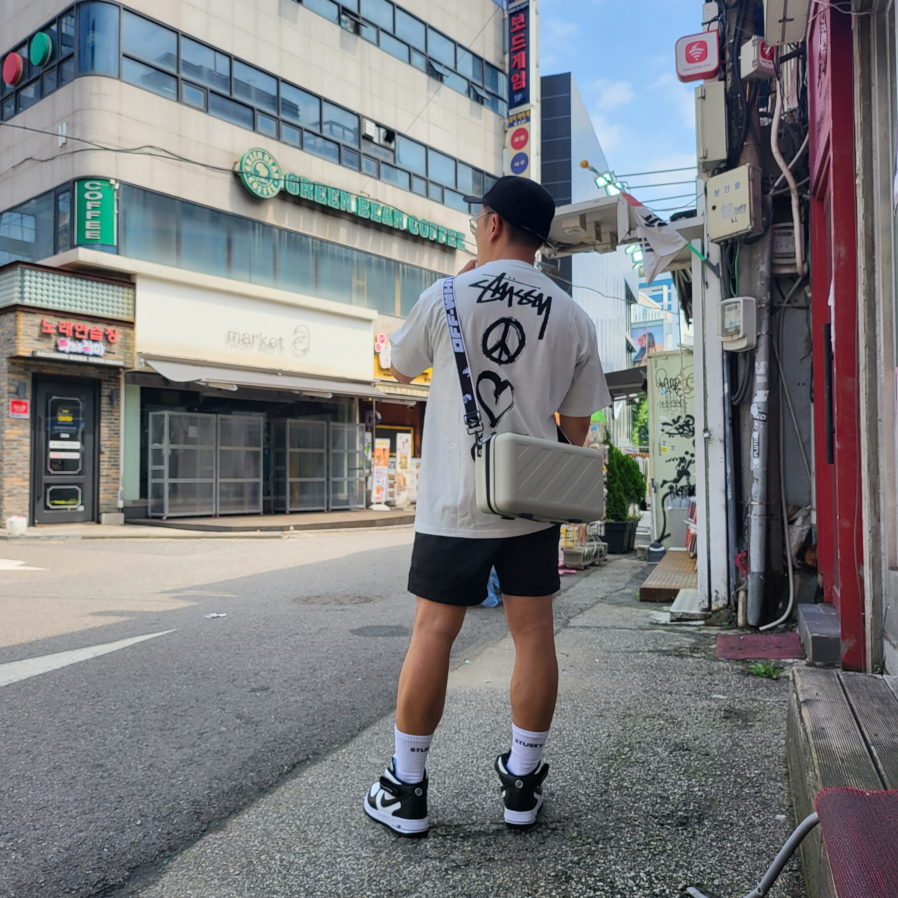 Nike x Stussy NRG RA T-Shirt Summit White (DM4942-121), Nike x Stussy Air Force 1 '07 Mid SP Black and Light Bone 착용 스타일