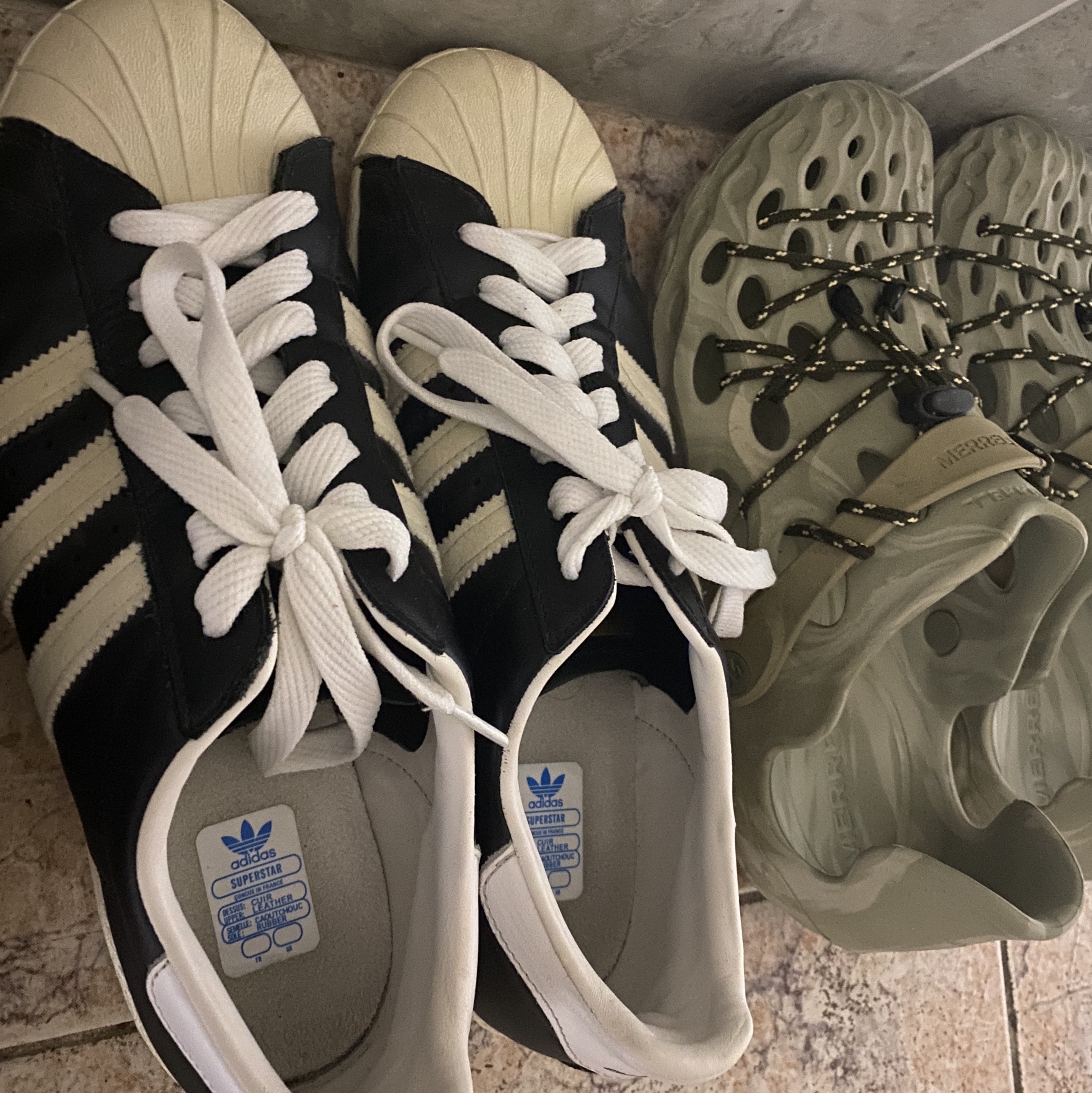 Adidas Superstar 80s DLX TF Black Vintage White, Merrell Hydro Moc Boulder 착용 스타일 - 1