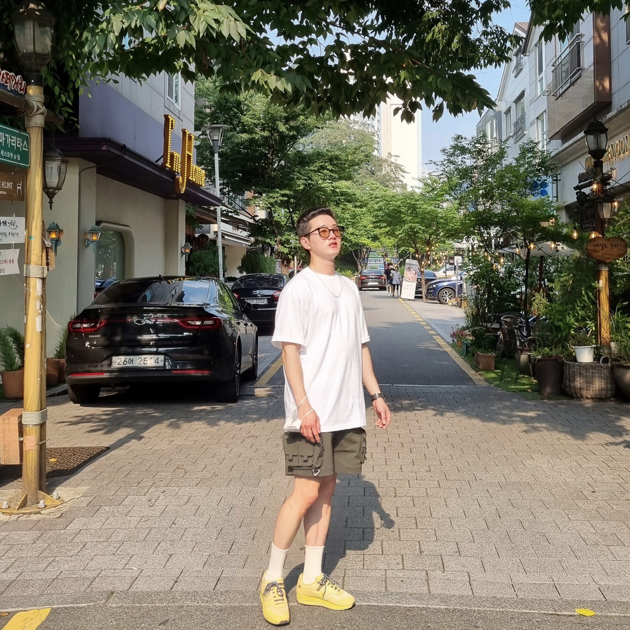 Nike x Travis Scott Air Max 1 Cact.us Gold, Nike ACG Cargo Shorts Sequoia - Asia 착용 스타일 - 4