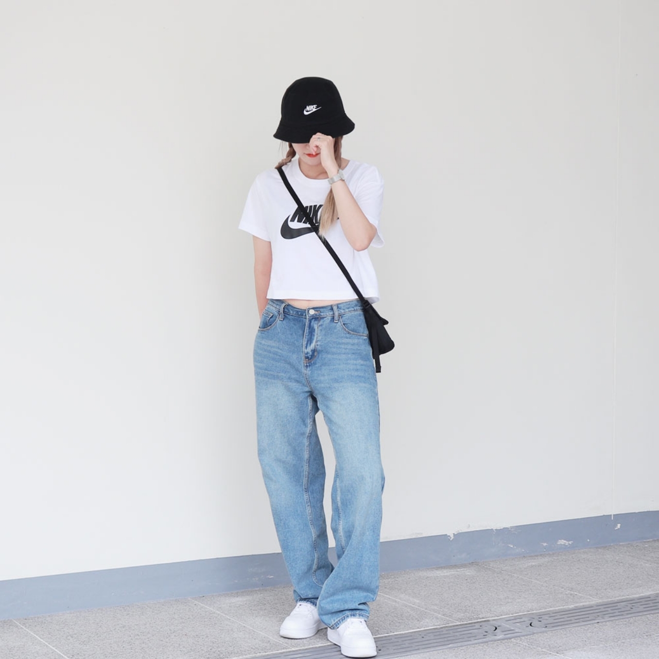 (W) Nike Air Force 1 '07 Low White Black, Nike Futura Washed Bucket Hat Black 착용 스타일 - 1