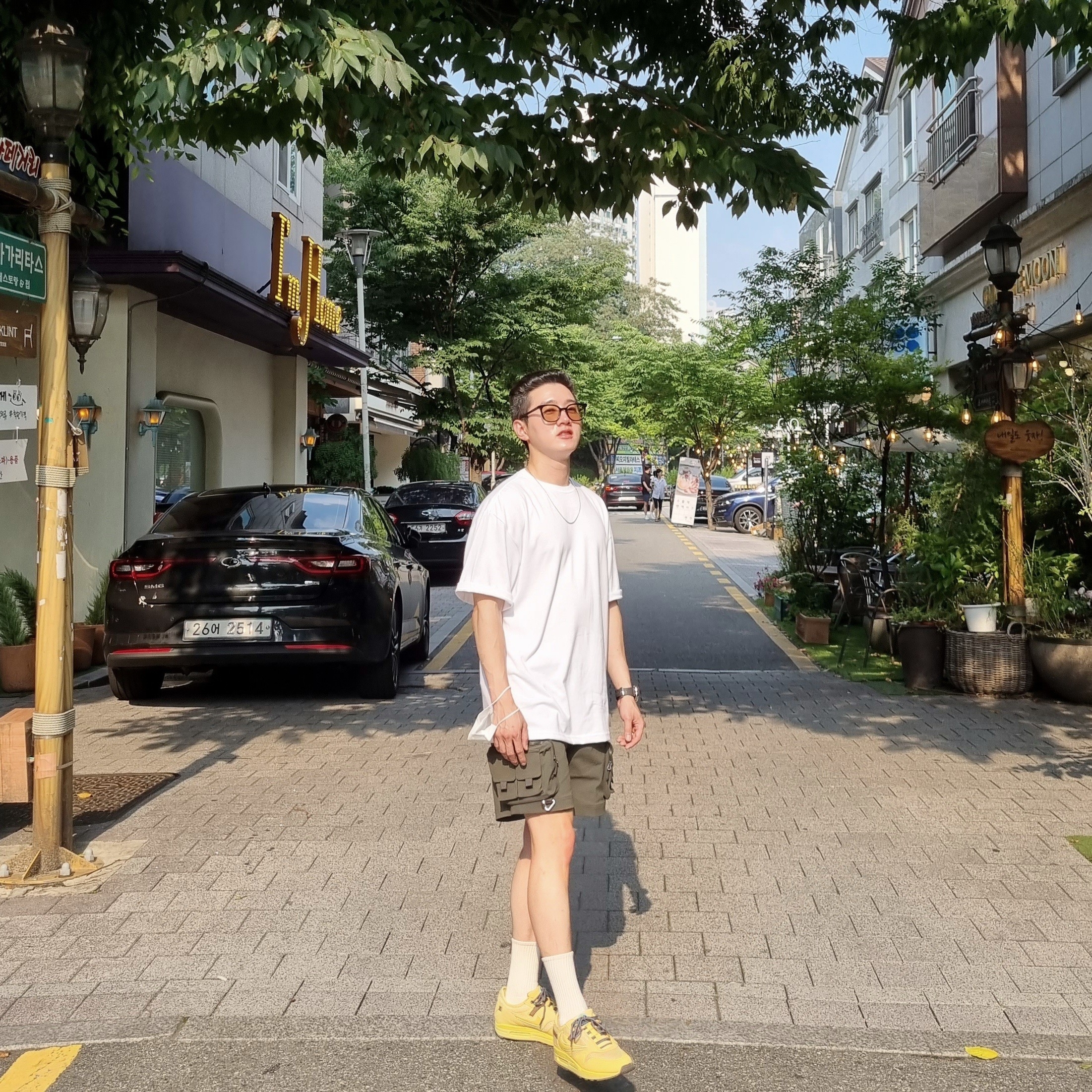 Nike x Travis Scott Air Max 1 Cact.us Gold, Nike ACG Cargo Shorts Sequoia - Asia 착용 스타일 - 3
