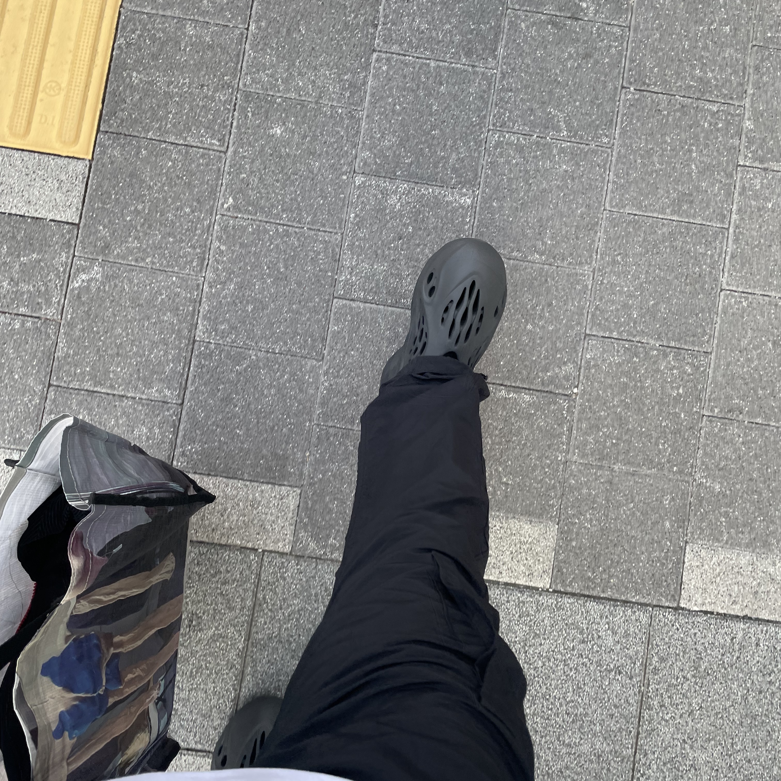 Adidas Yeezy Foam RNNR Onyx 착용 스타일 - 1