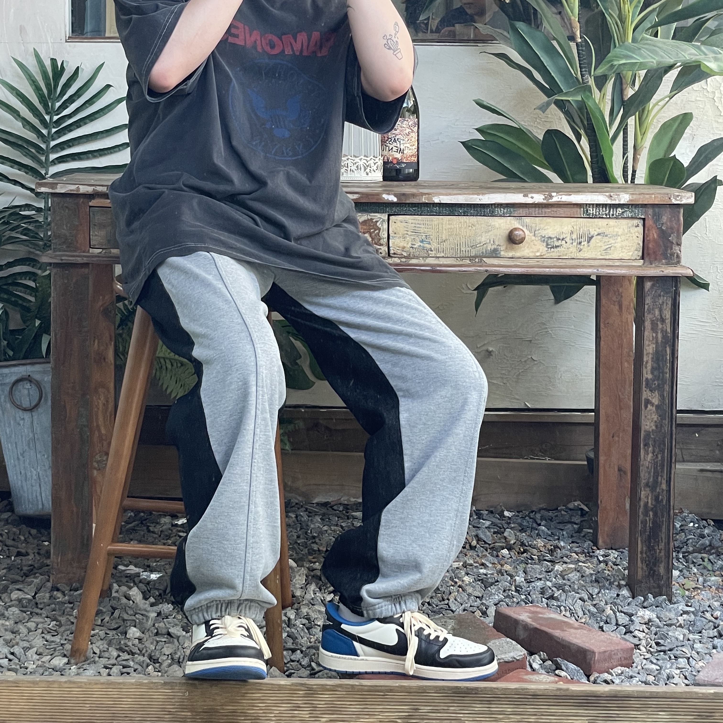 Jordan 1 x Travis Scott x Fragment Retro Low OG SP Military Blue 착용 스타일 - 1