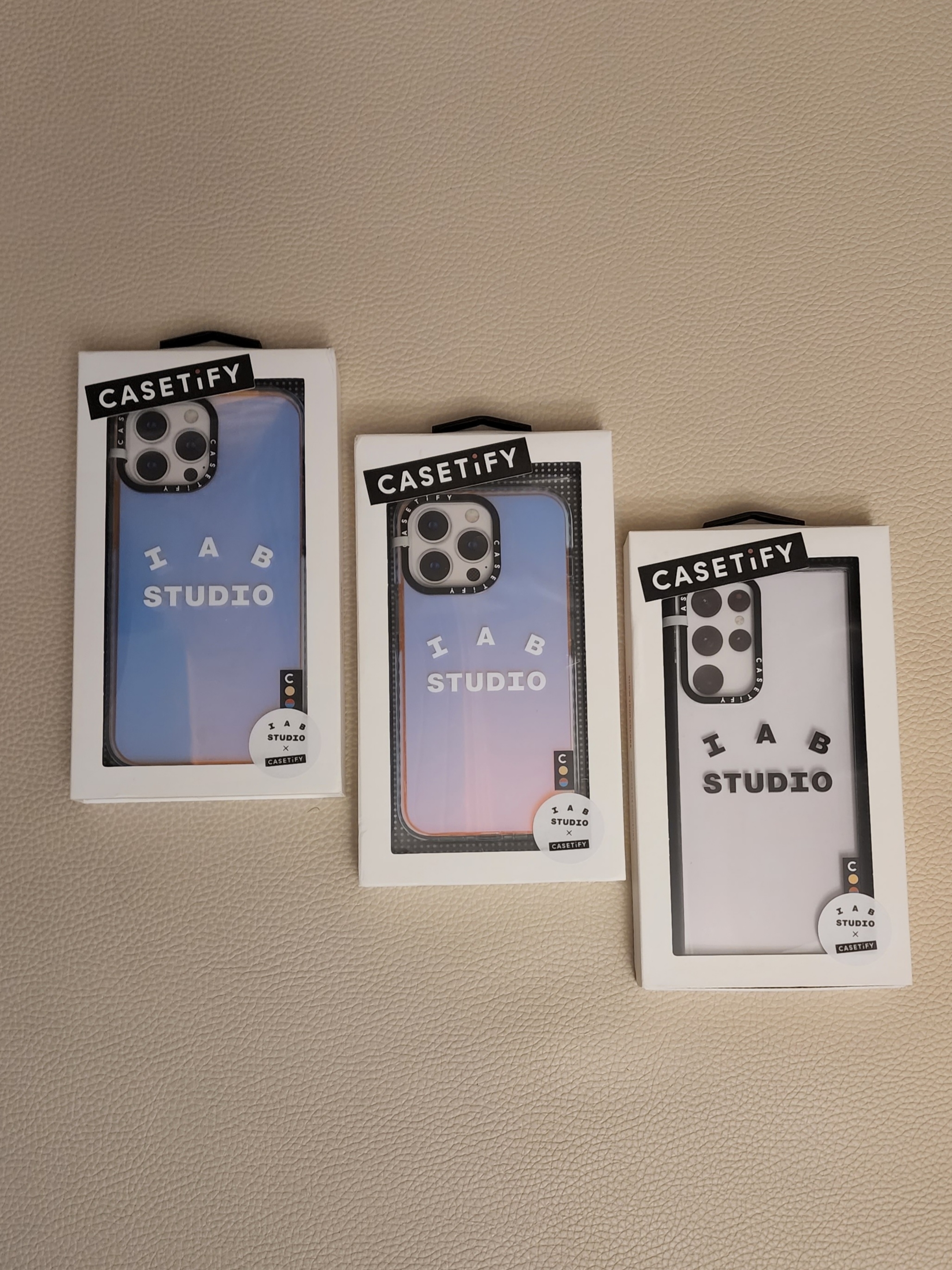 Casetify x IAB Studio iPhone White Logo Impact Case Aurora 착용 스타일