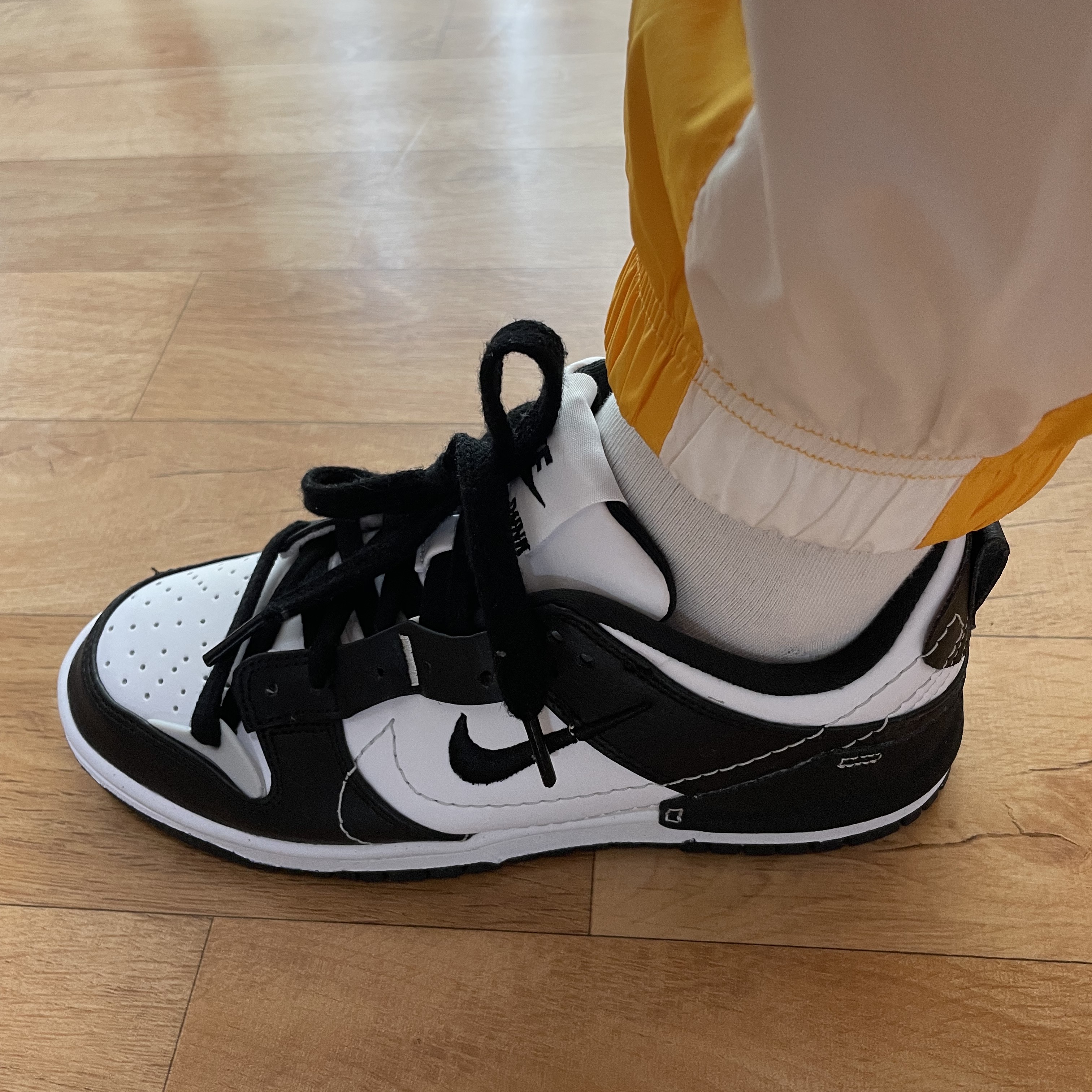 (W) Nike Dunk Low Disrupt 2 Black White 착용 스타일 - 2
