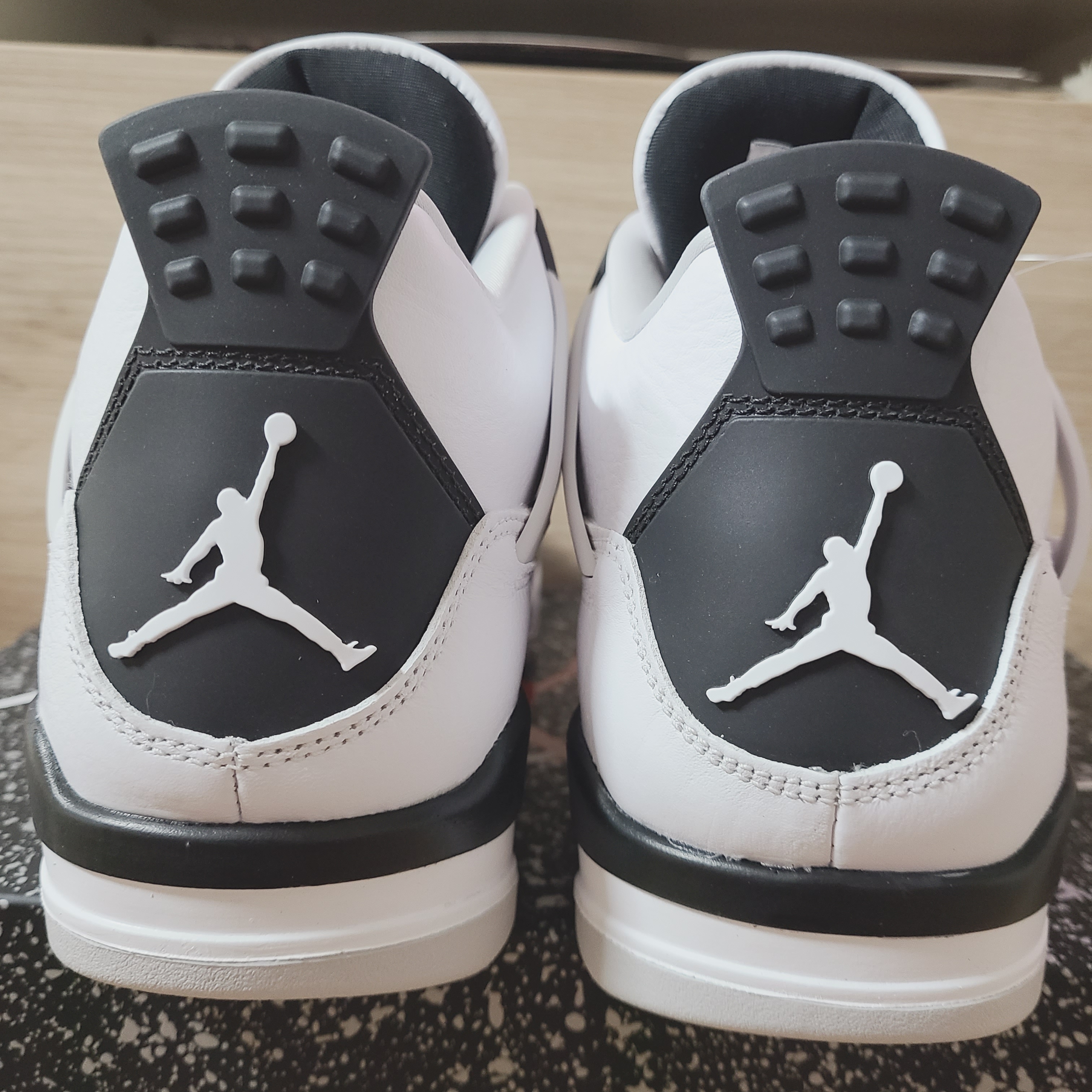 Jordan 4 Retro White and Black 착용 스타일 - 3