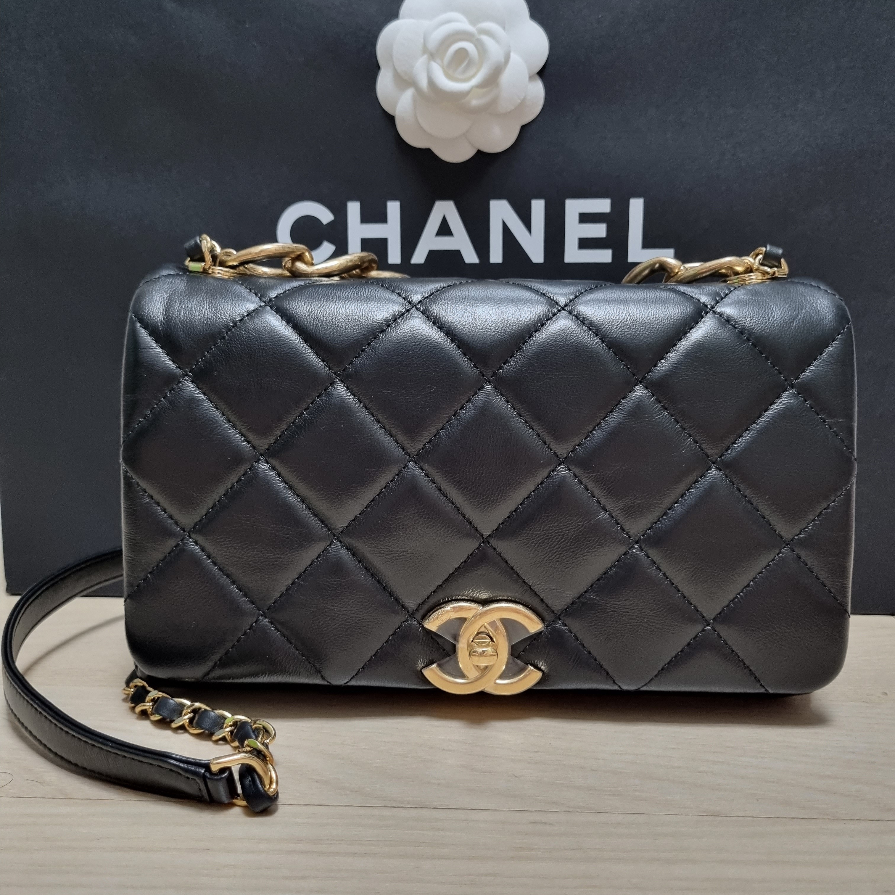 Chanel Medium 19 Handbag Lambskin & Gold Black 착용 스타일 - 1