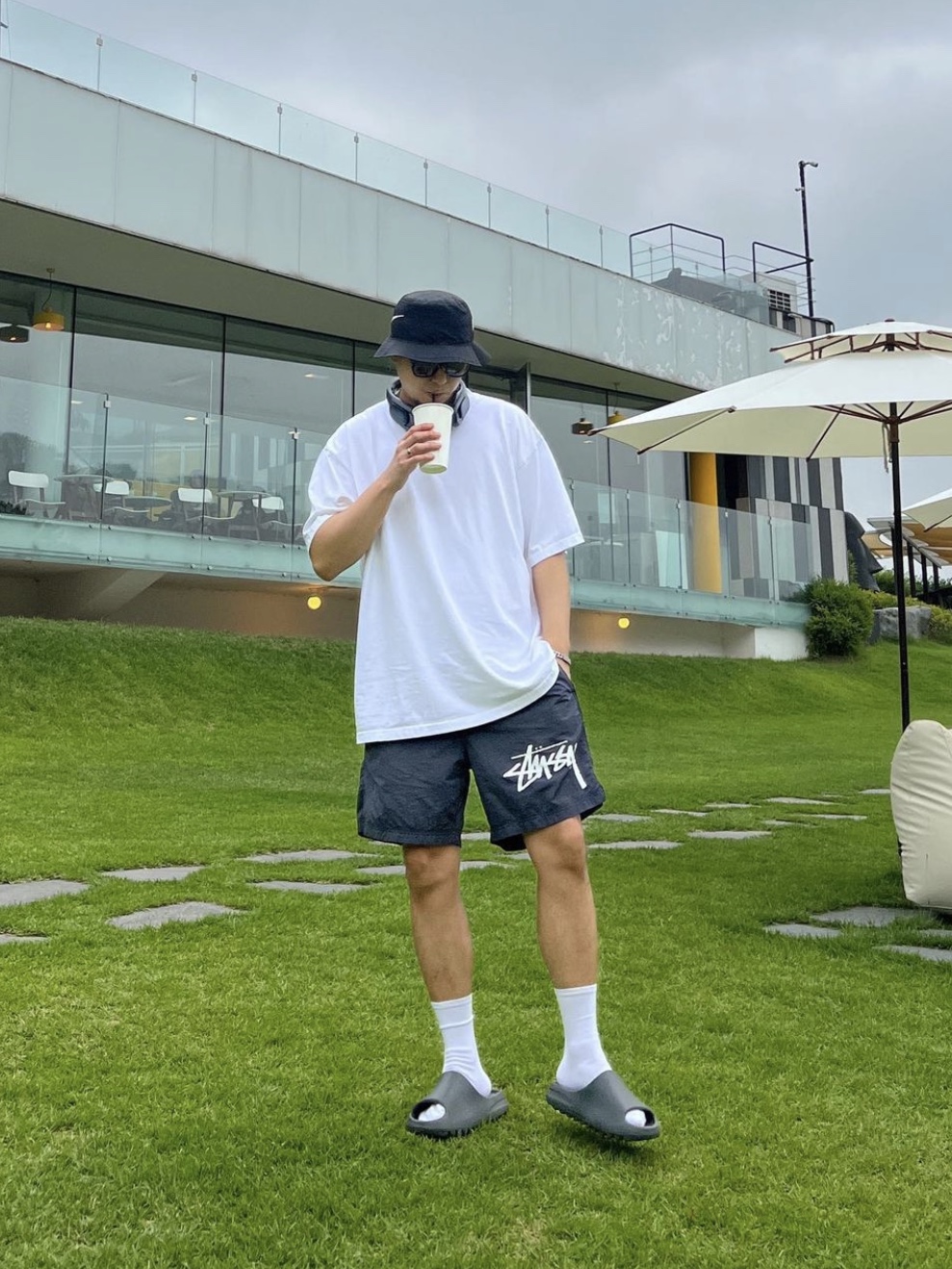 Nike x Stussy Water Shorts Off Noir, Nike x Stussy Bucket Hat Black 착용 스타일