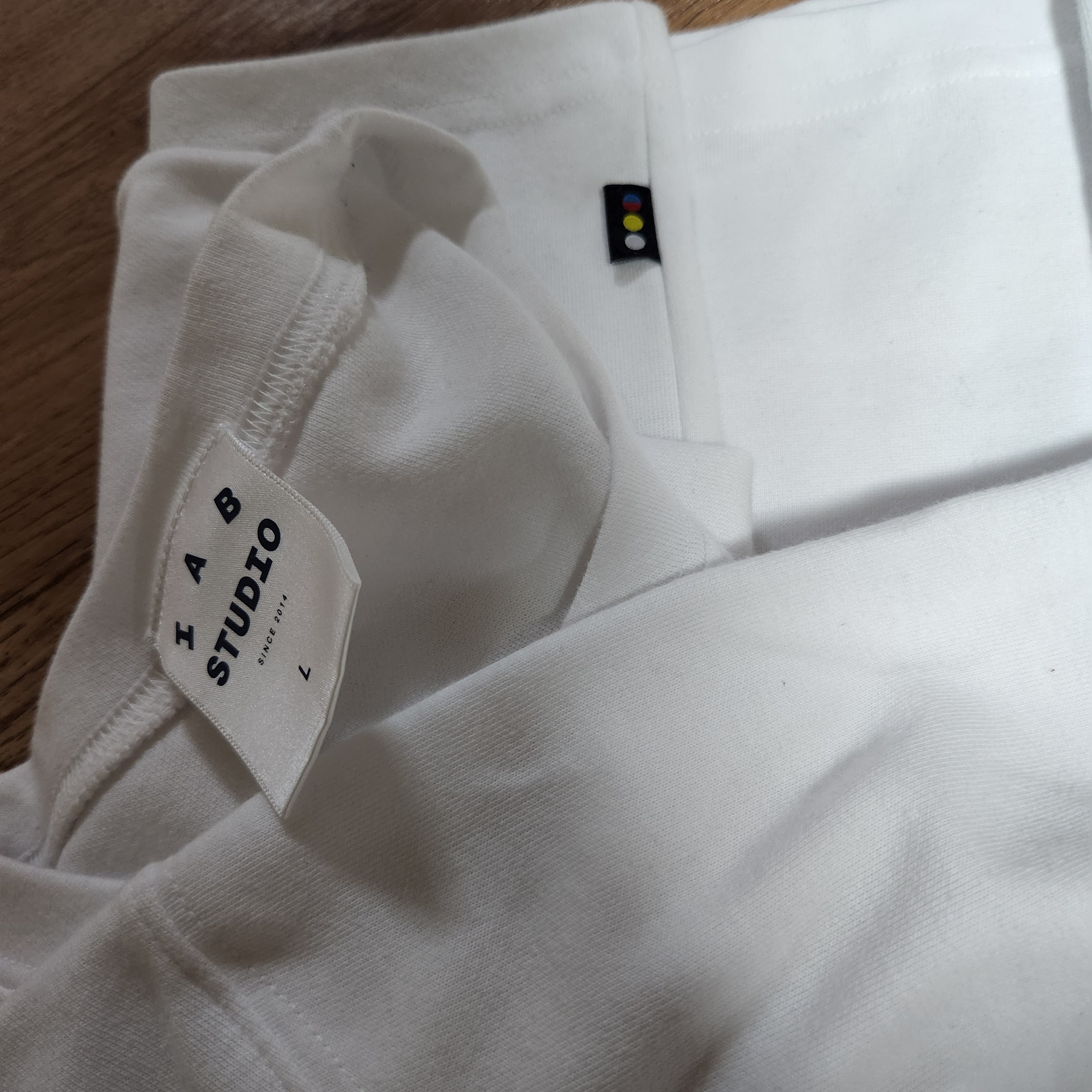 IAB Studio T-Shirt White Light Green 착용 스타일 - 3