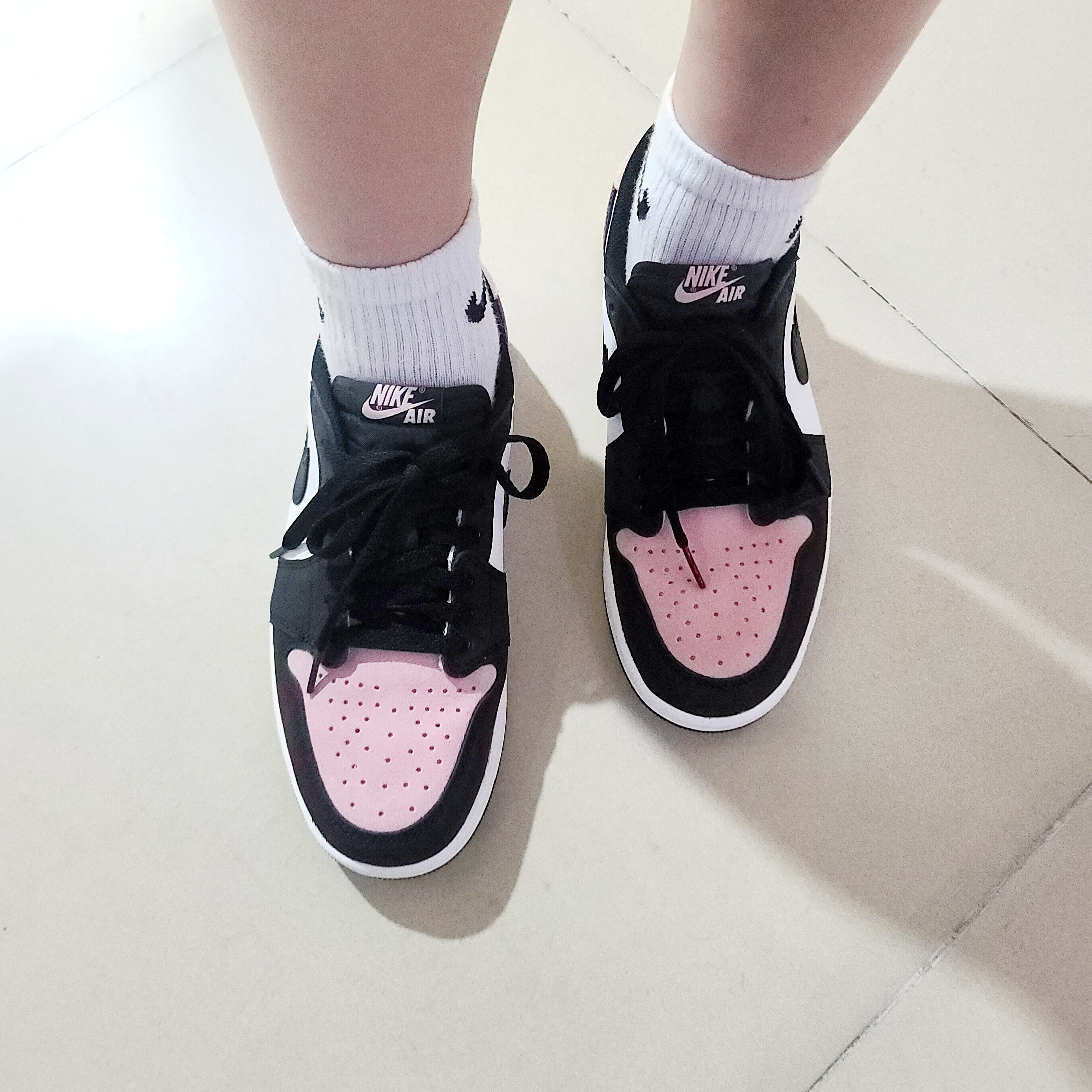 Jordan 1 Retro Low OG Bleached Coral 착용 스타일 - 1