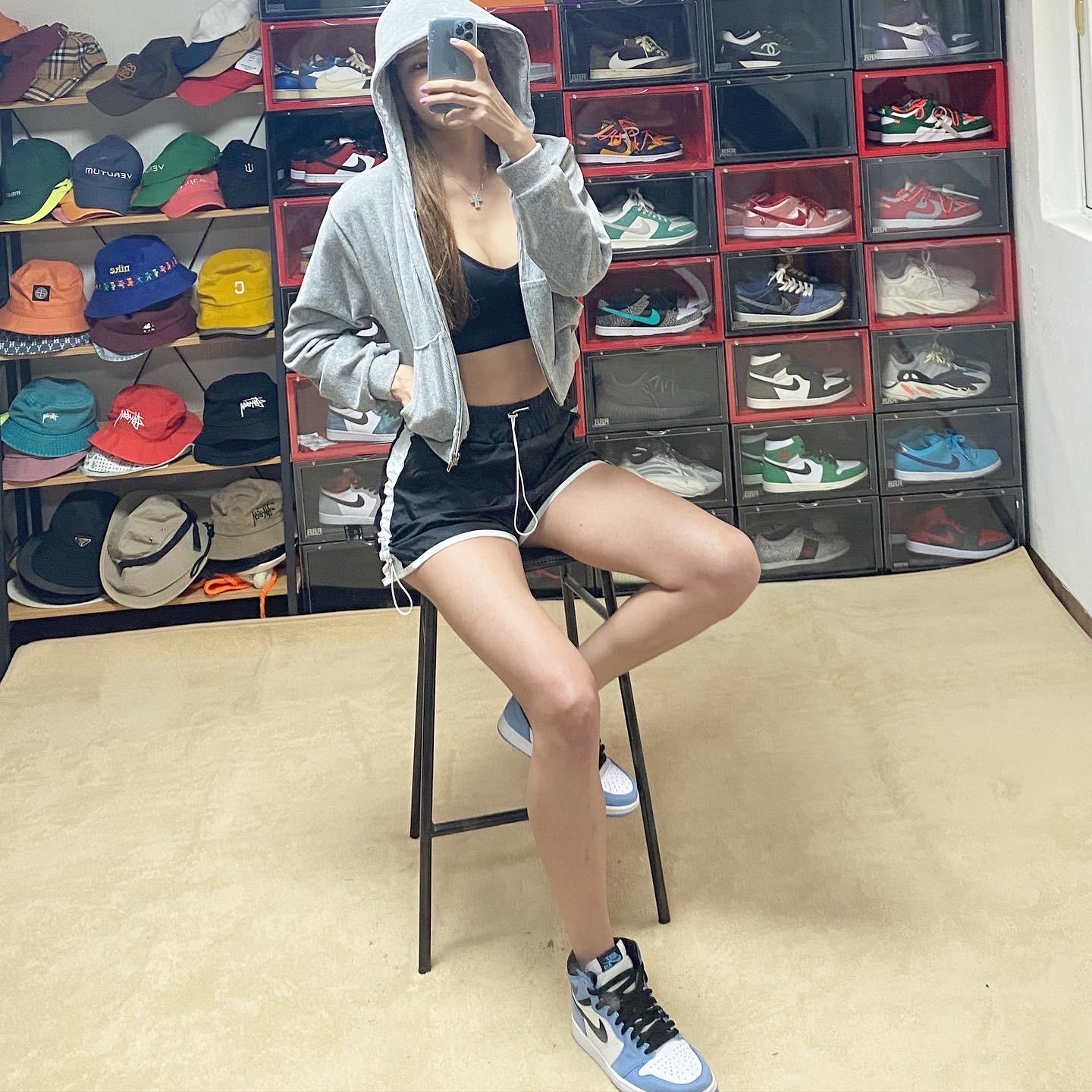 Jordan 1 Retro High OG University Blue 착용 스타일 - 3