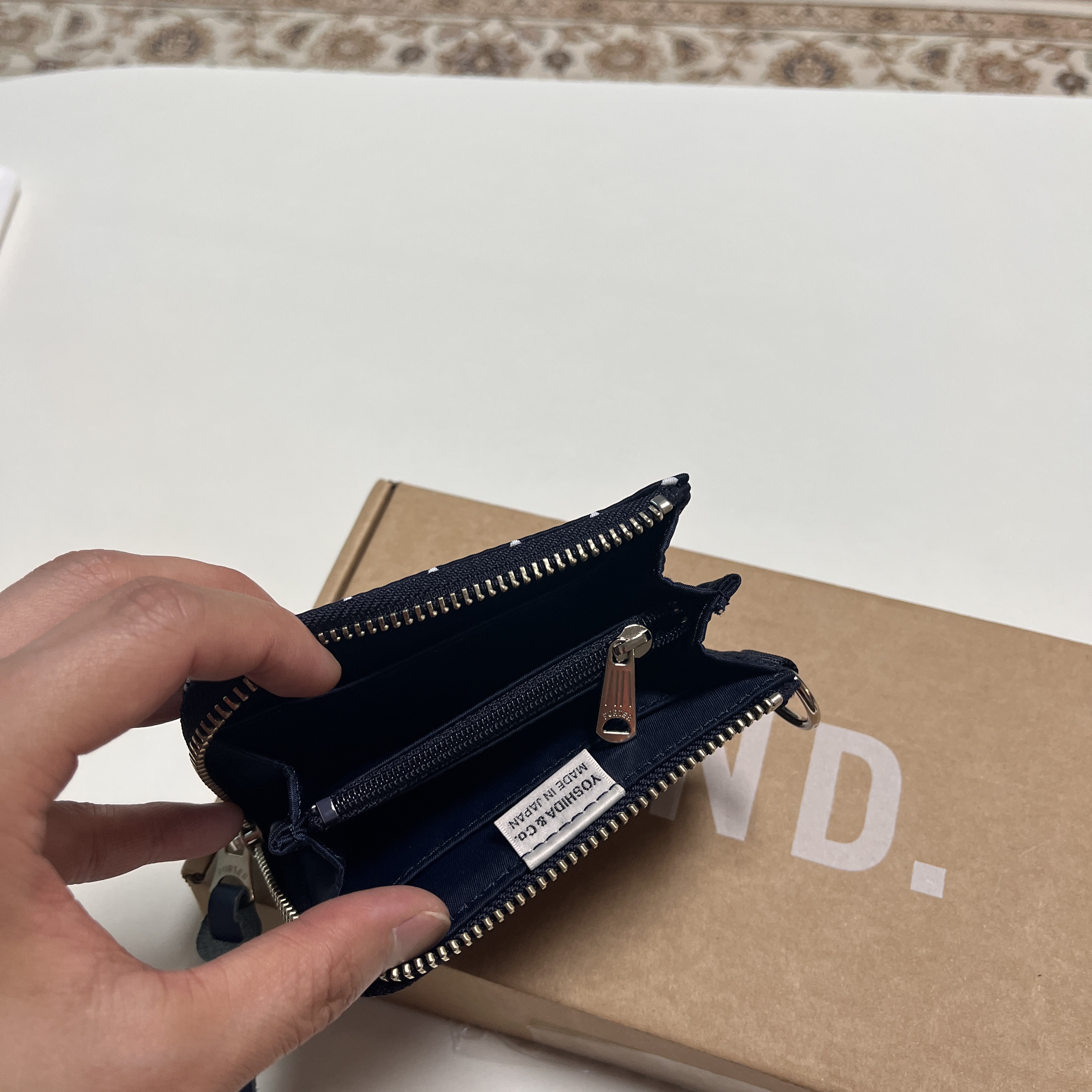 Porter x END. Multi Wallet Navy 착용 스타일 - 2