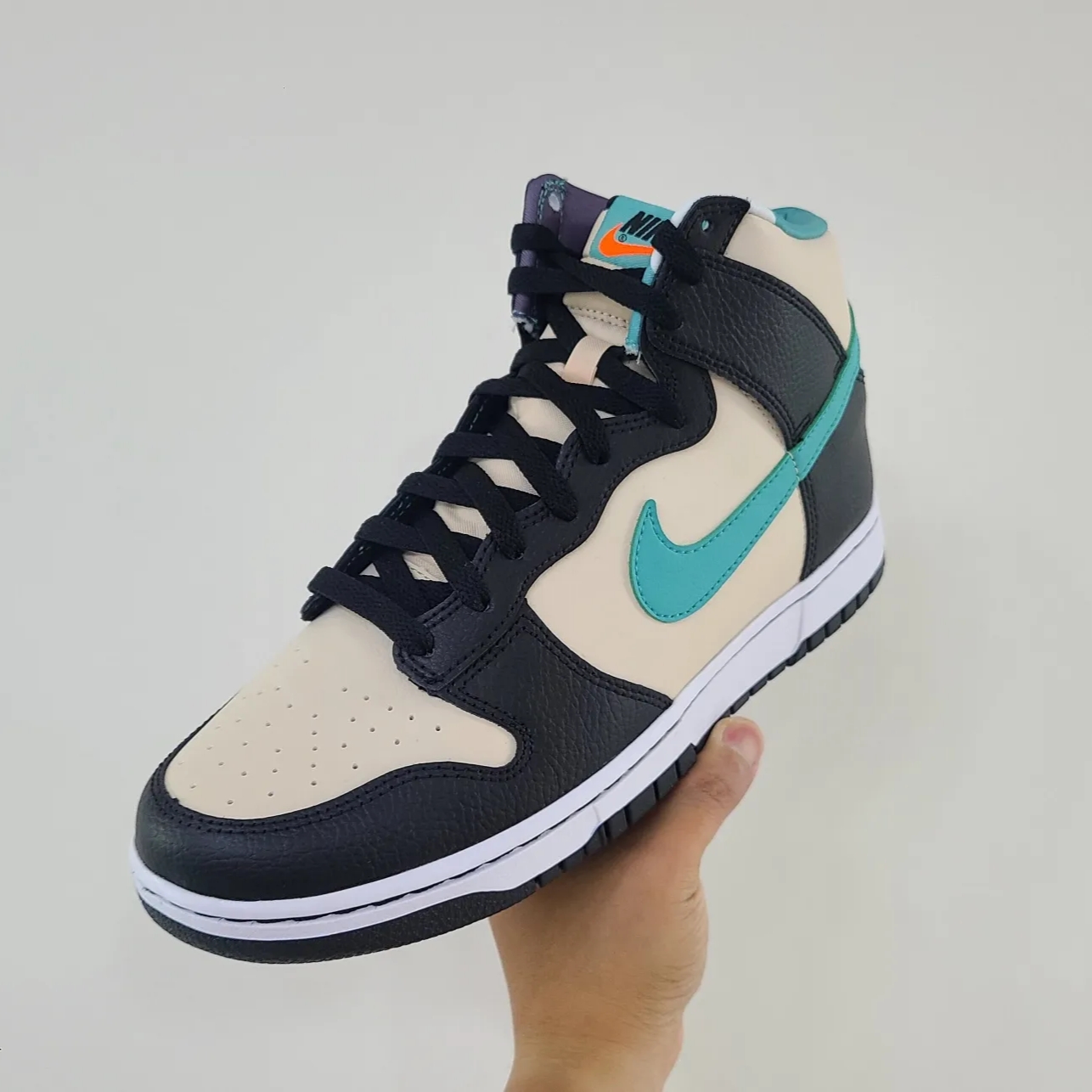 Nike Dunk High Retro EMB Pearl White Washed Teal and Black 착용 스타일 - 1