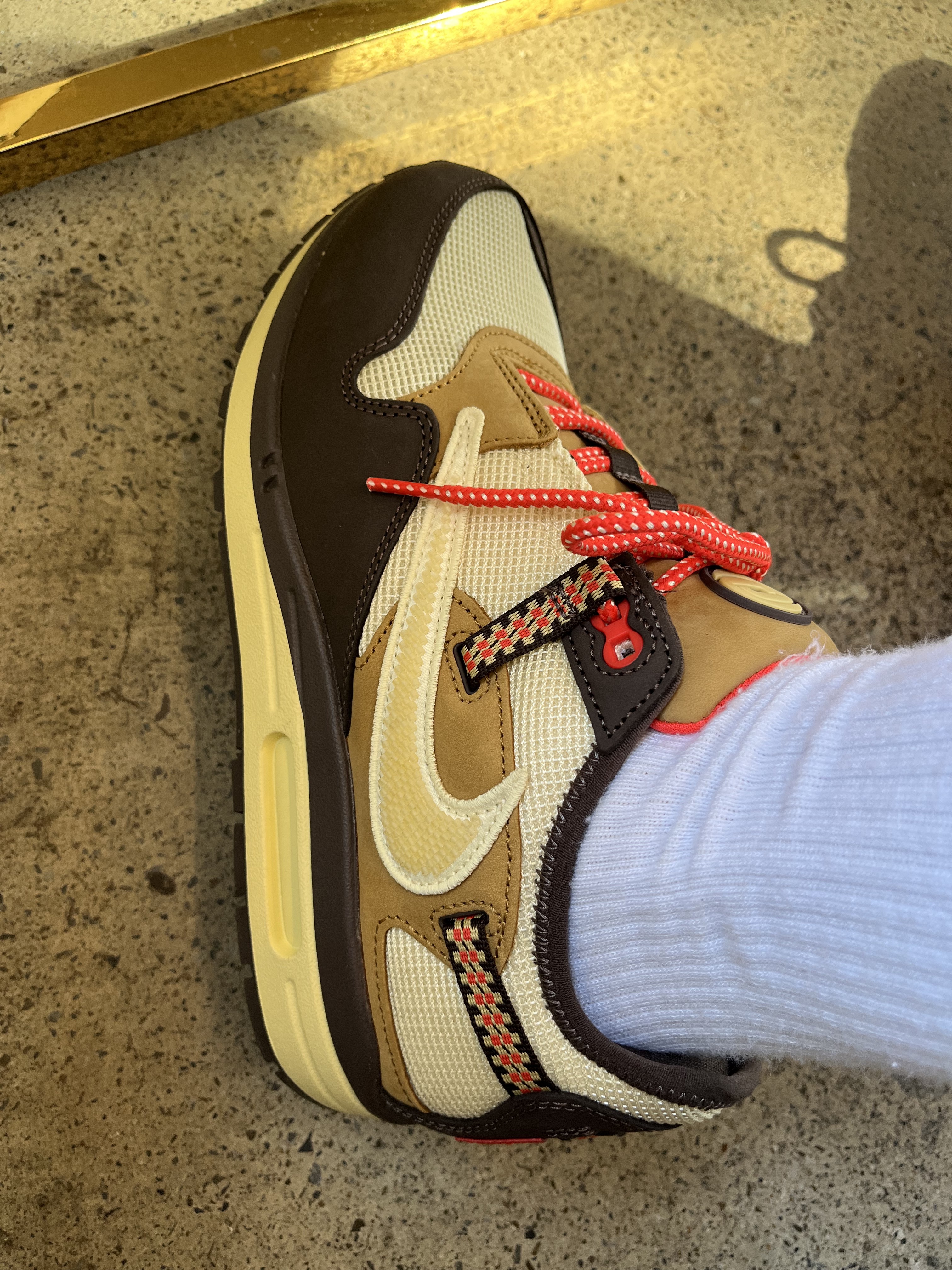 Nike x Travis Scott Air Max 1 Cact.us Brown 착용 스타일 - 2