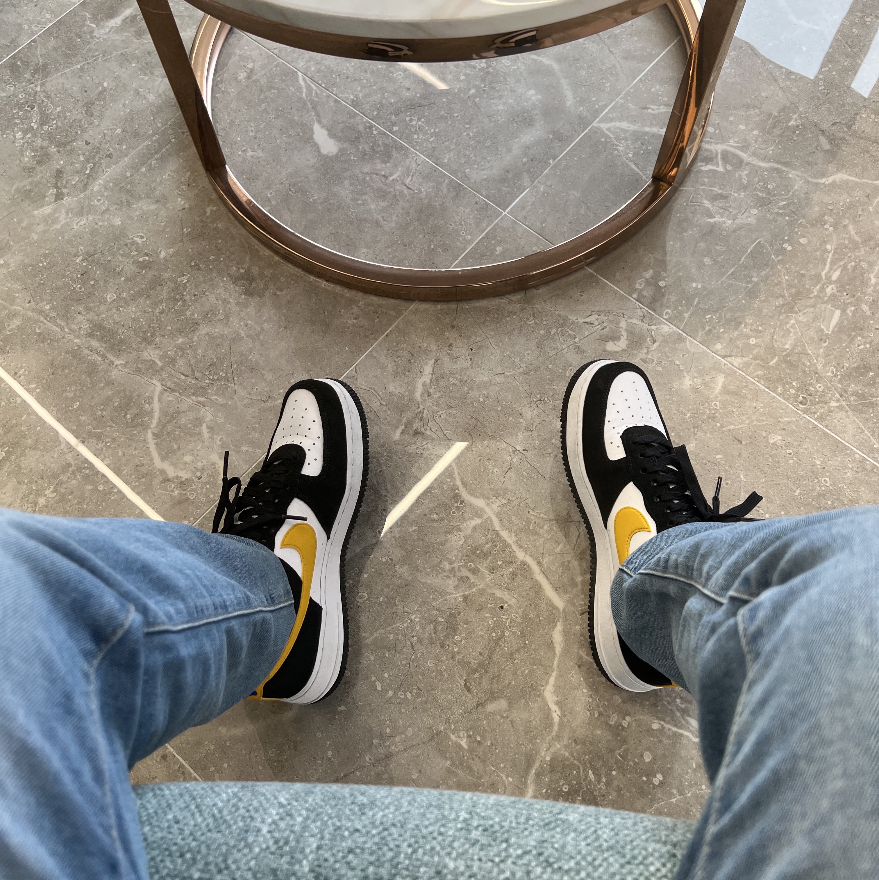 Nike Air Force 1 '07 LV8 Athletic Club Black Dark Sulfur 착용 스타일 - 2