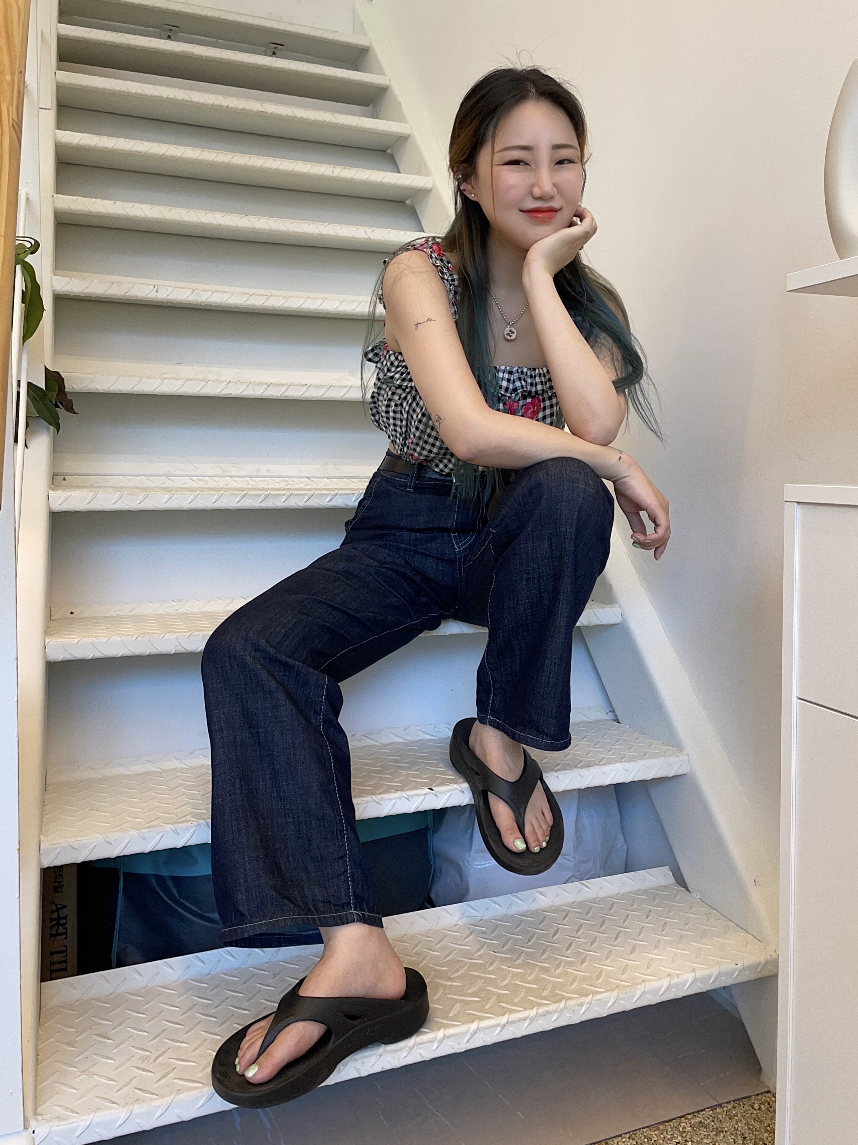Oofos OOriginal Black 착용 스타일 - 3