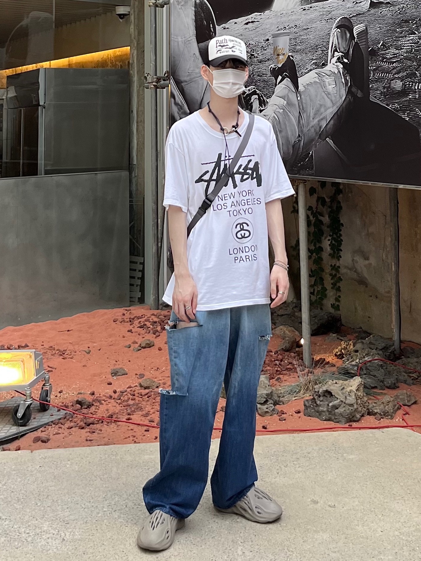 Our Legacy Ladon Leather Keychain Navy, Stussy World Tour T-Shirt White 착용 스타일