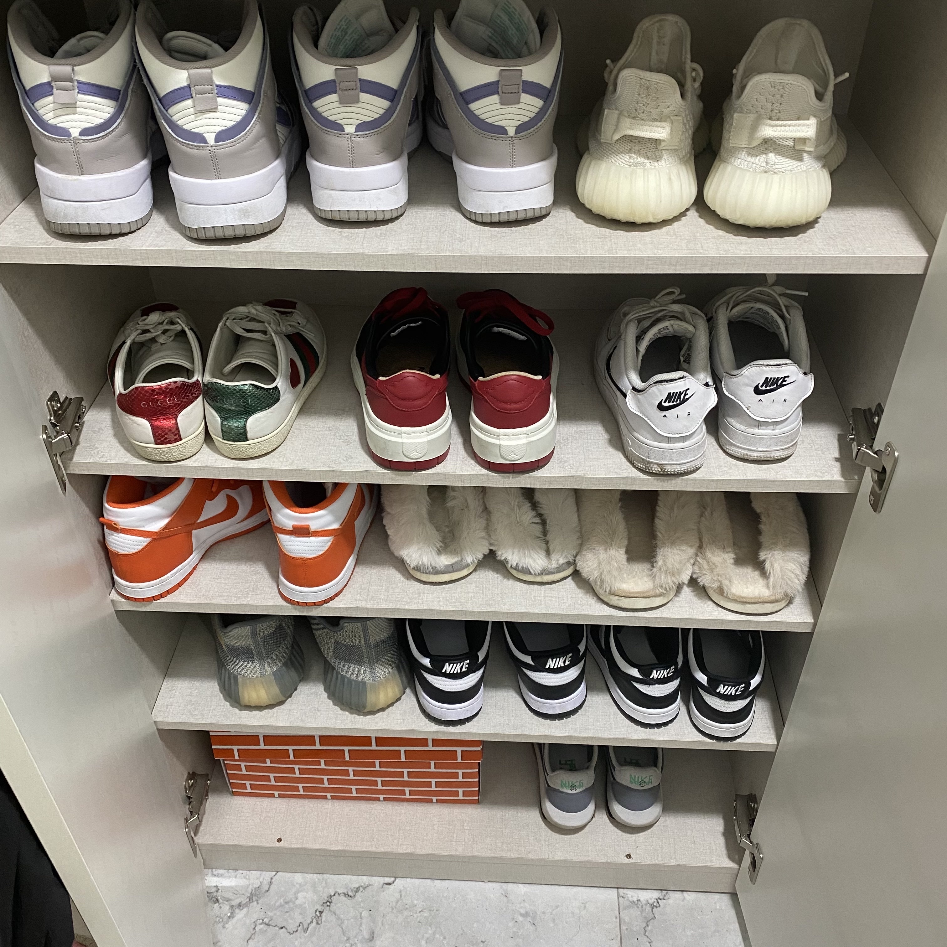Nike Air Force 1/1 Cosmic Clay, Adidas Yeezy Boost 350 V2 Bone 착용 스타일