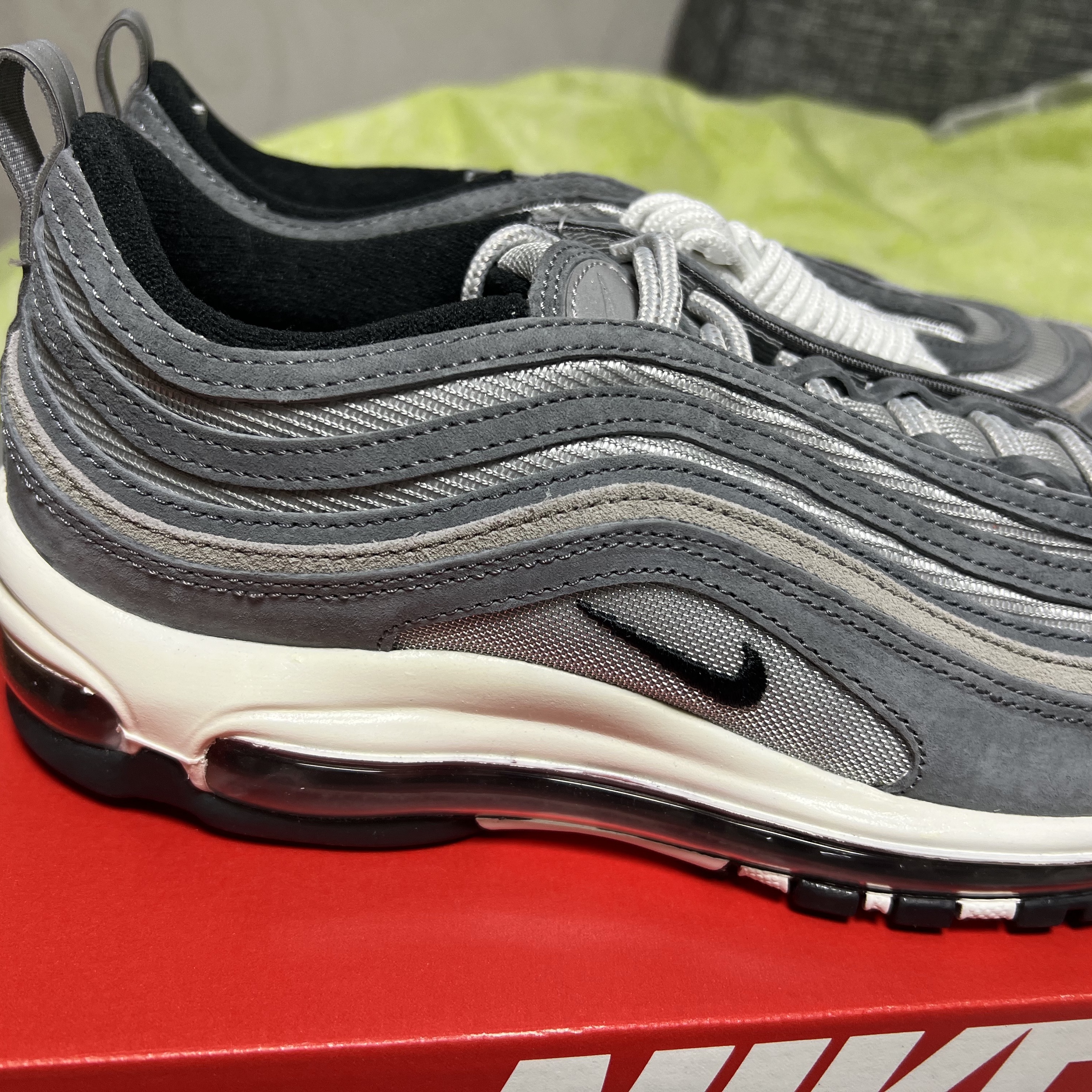 Nike Air Max 97 NH Smoke Grey Metallic Silver 착용 스타일 - 2