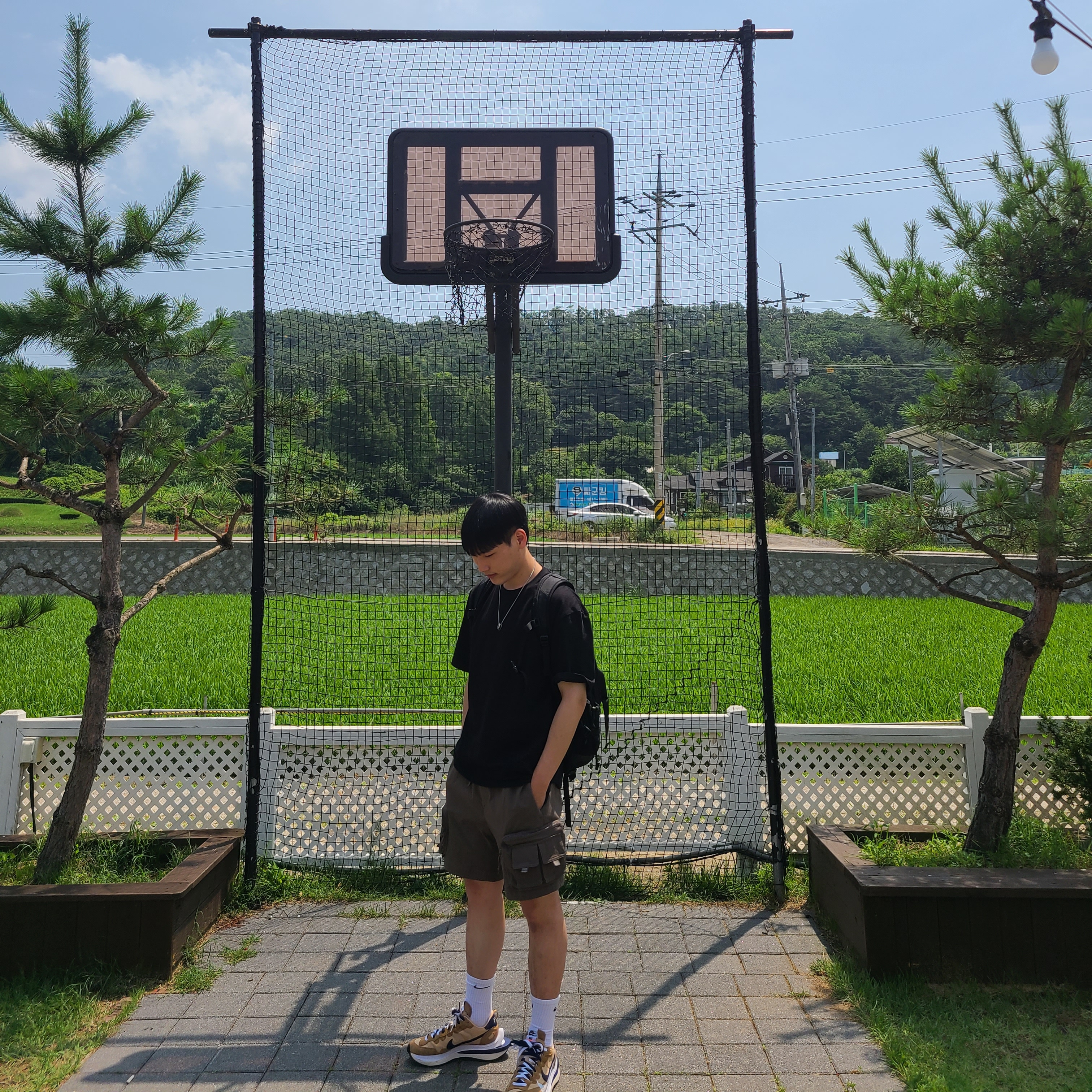 Nike x Sacai VaporWaffle Sesame and Blue Void, Nike ACG Cargo Shorts Ironstone - Asia 착용 스타일 - 2