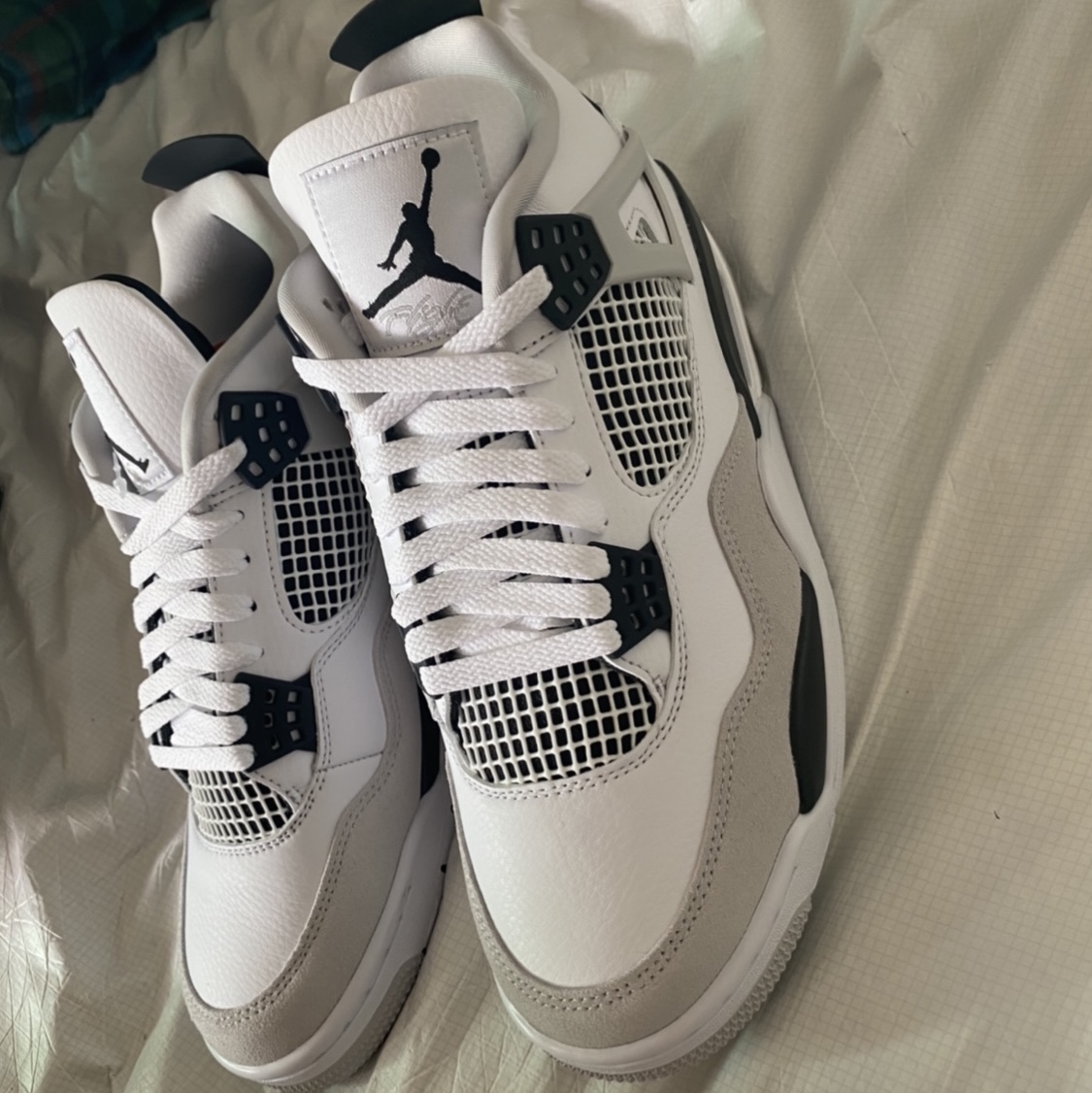 Jordan 4 Retro White and Black 착용 스타일 - 3