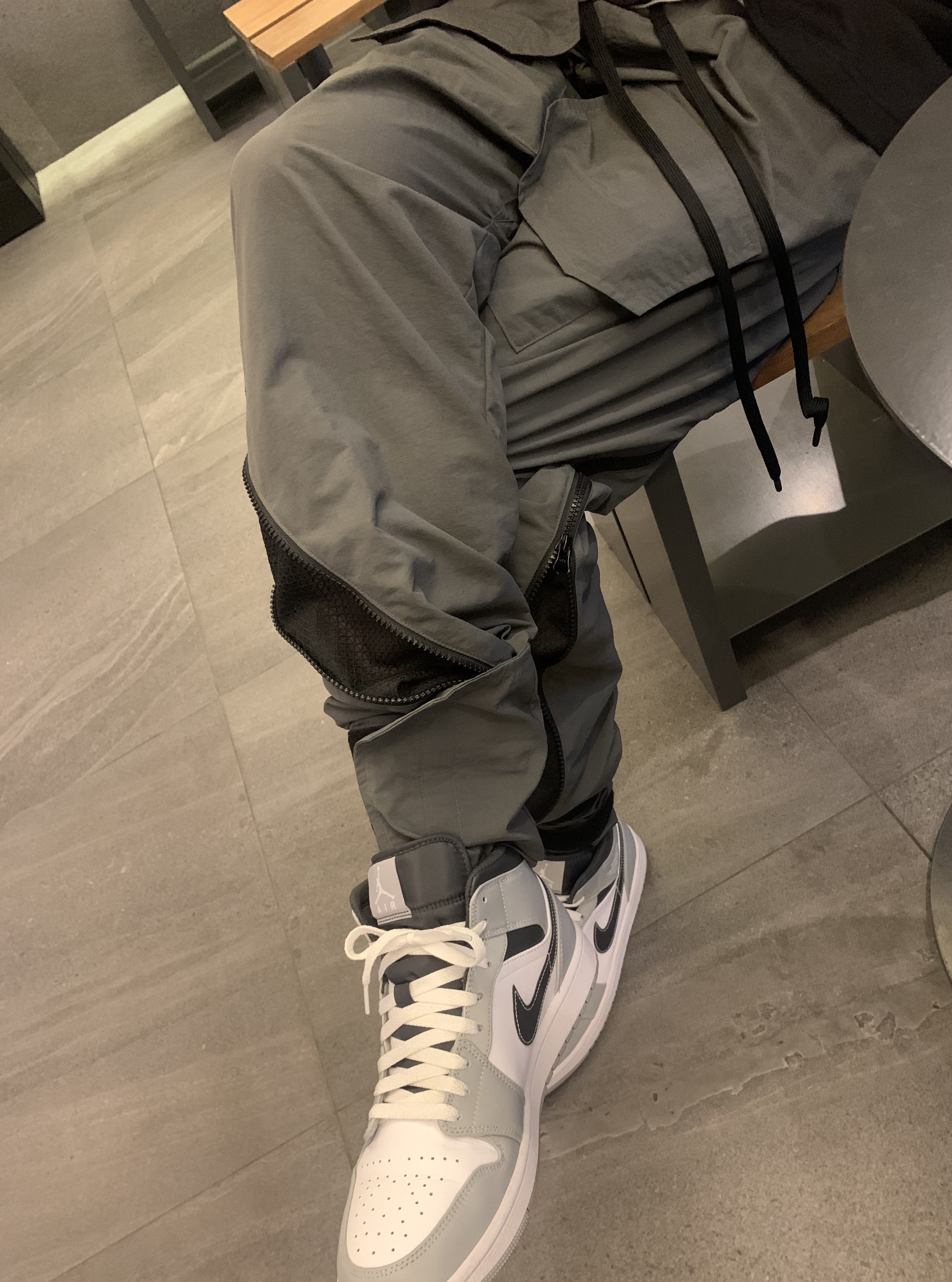 Jordan 1 Mid Light Smoke Grey Anthracite, Essentials x New Era Retro Crown Strapback Black 착용 스타일 - 4