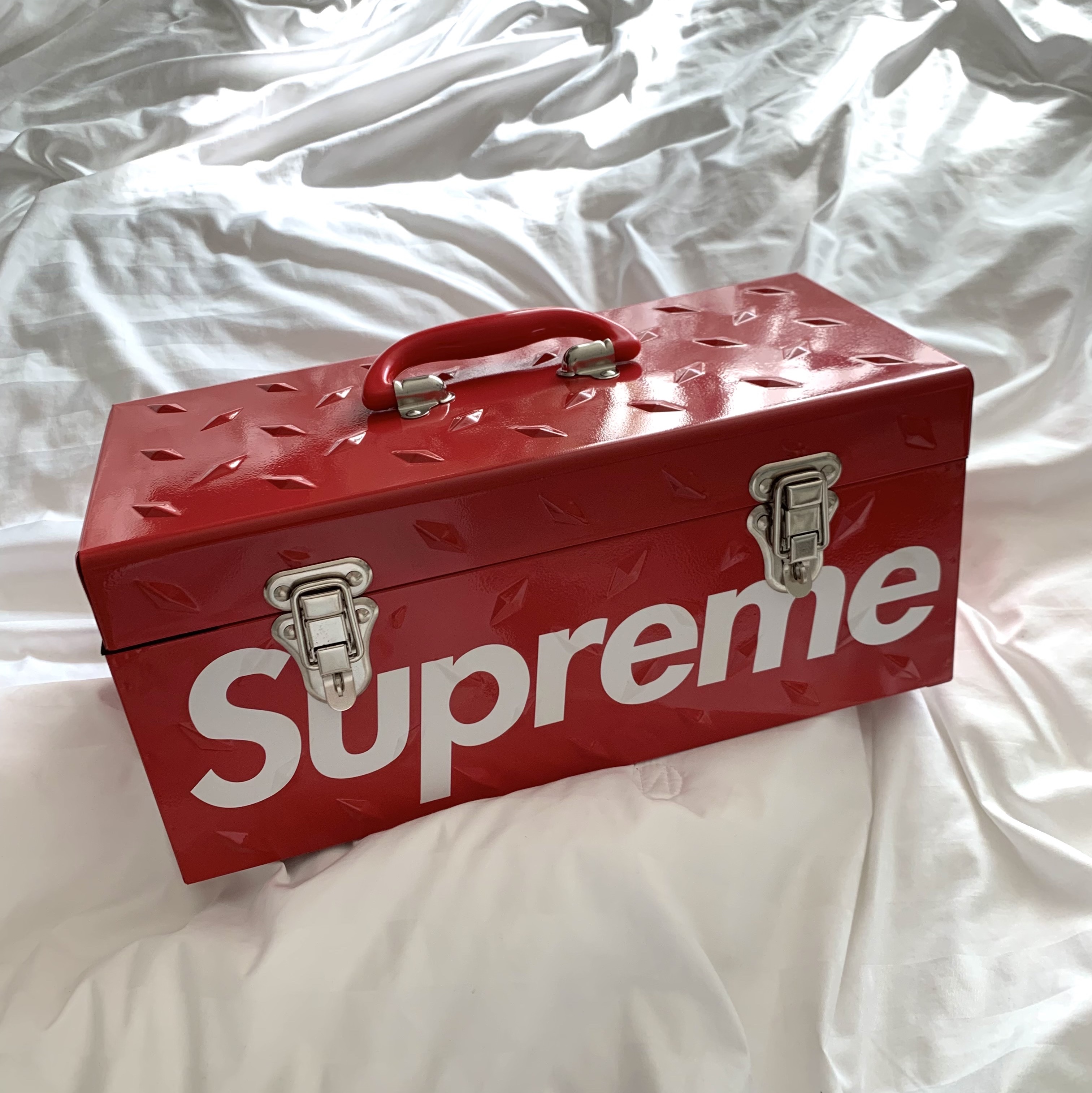 Supreme Diamond Plate Tool Box Red - 18FW 착용 스타일