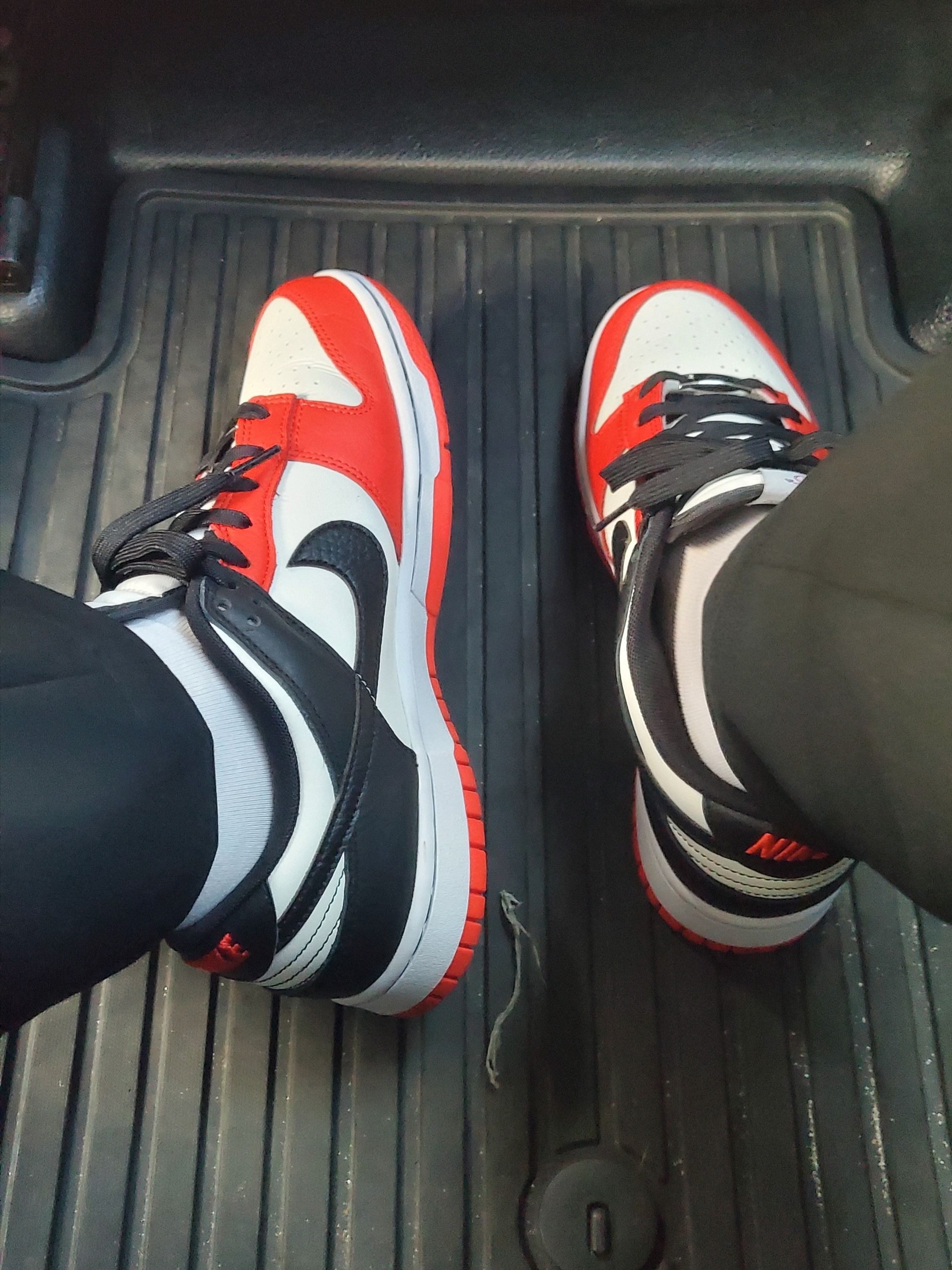 Nike x NBA Dunk Low Retro EMB Black and Chile Red 착용 스타일 - 2