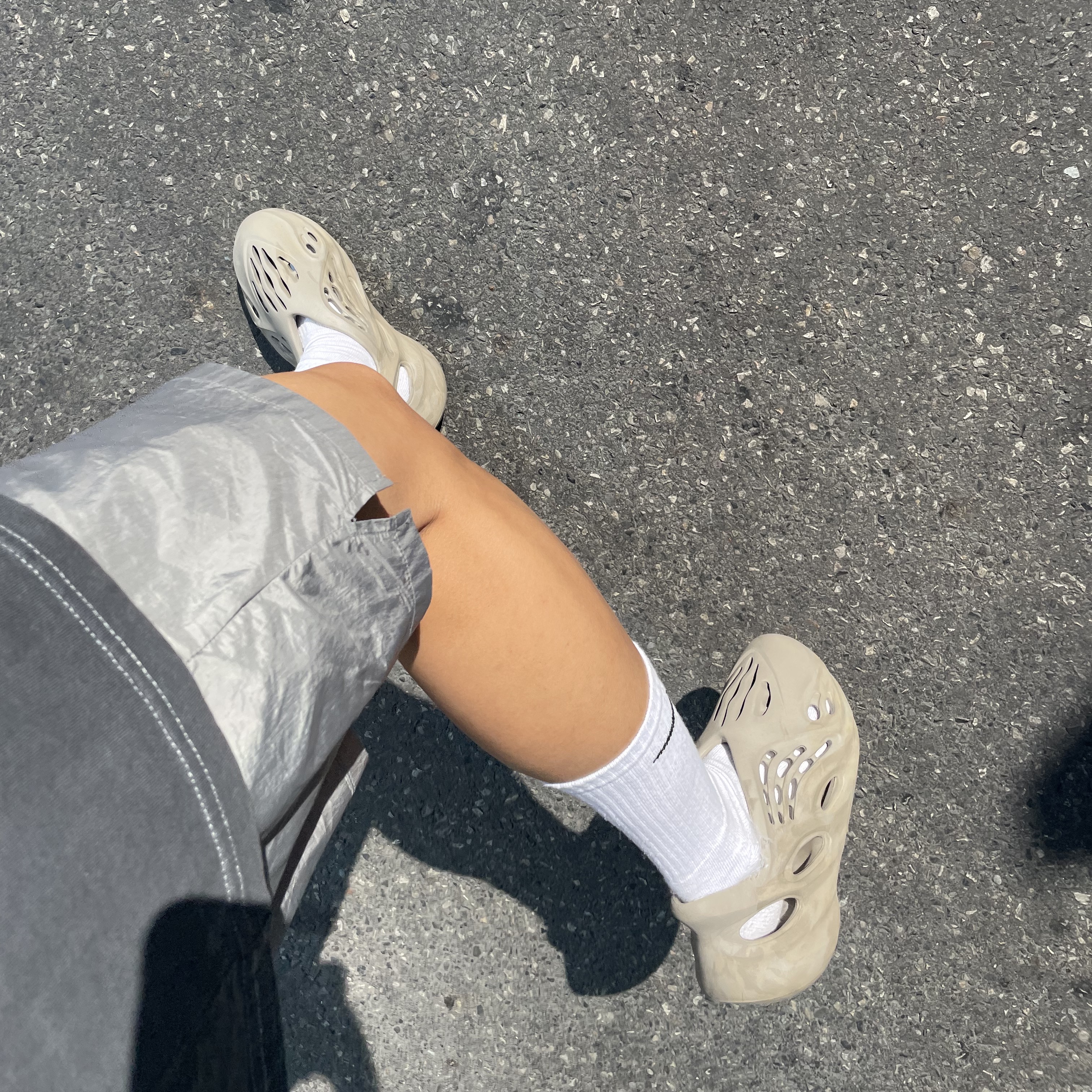 Adidas Yeezy Foam RNNR Stone Sage, IAB Studio Woven Shorts Gray 착용 스타일