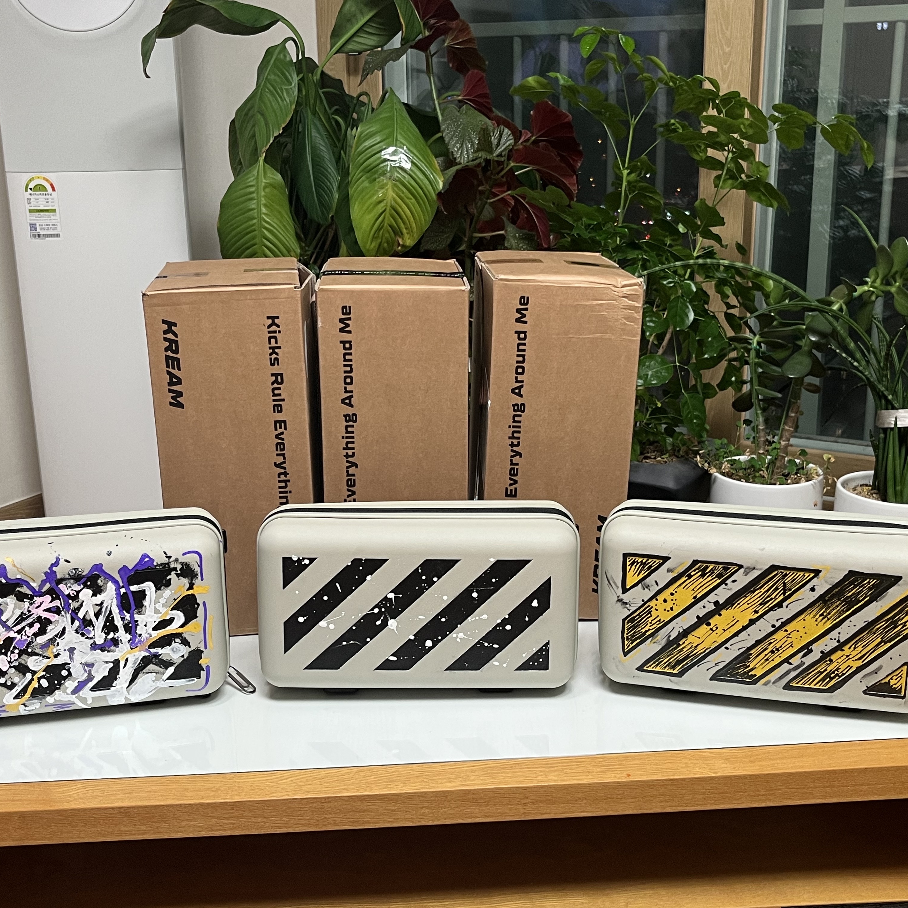 Off-White x Amore Pacific Protection Box (Without Cosmetics) 착용 스타일 - 1
