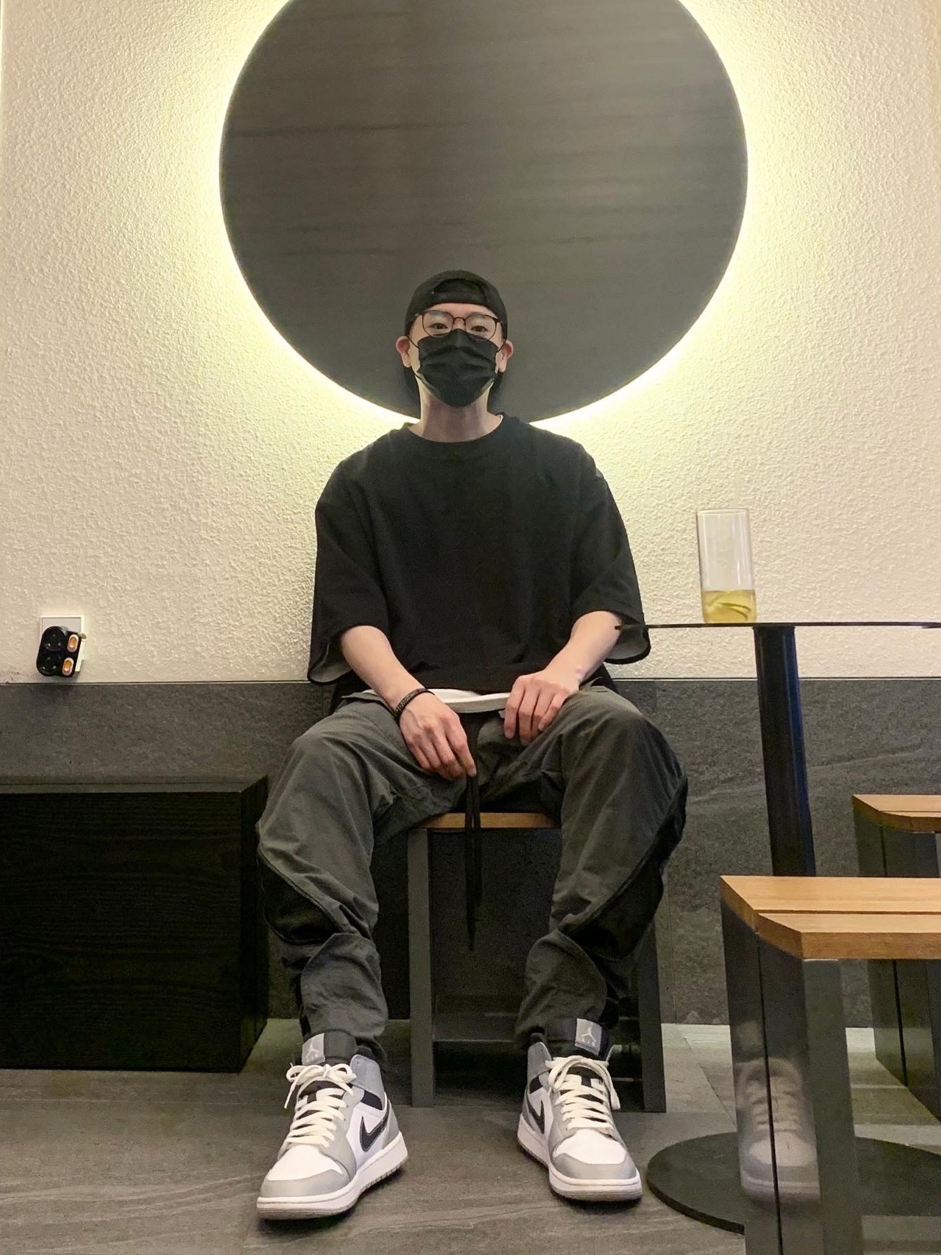 Jordan 1 Mid Light Smoke Grey Anthracite, Essentials x New Era Retro Crown Strapback Black 착용 스타일 - 1