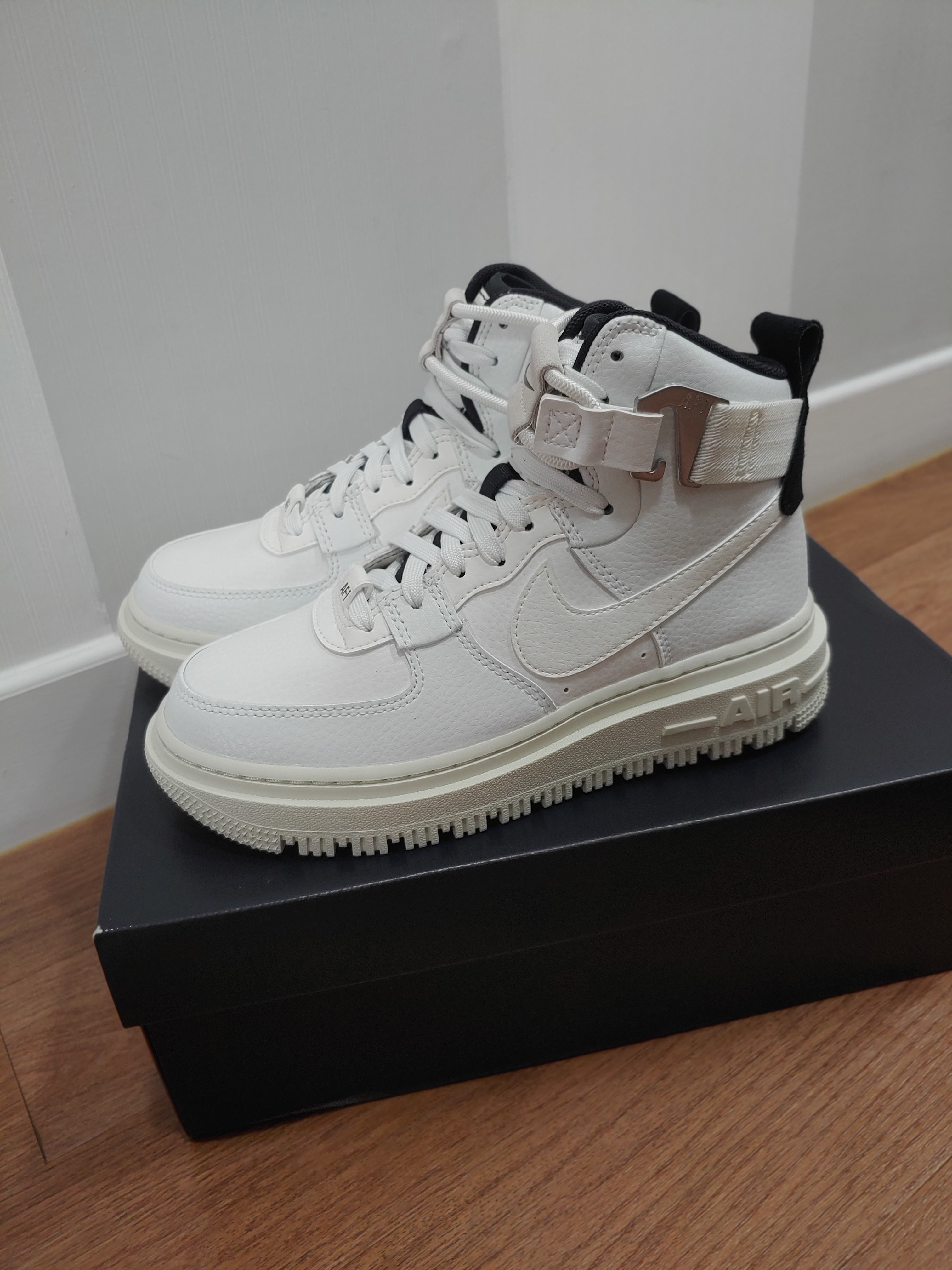 (W) Nike Air Force 1 High Utility 2.0 Summit White 착용 스타일 - 1