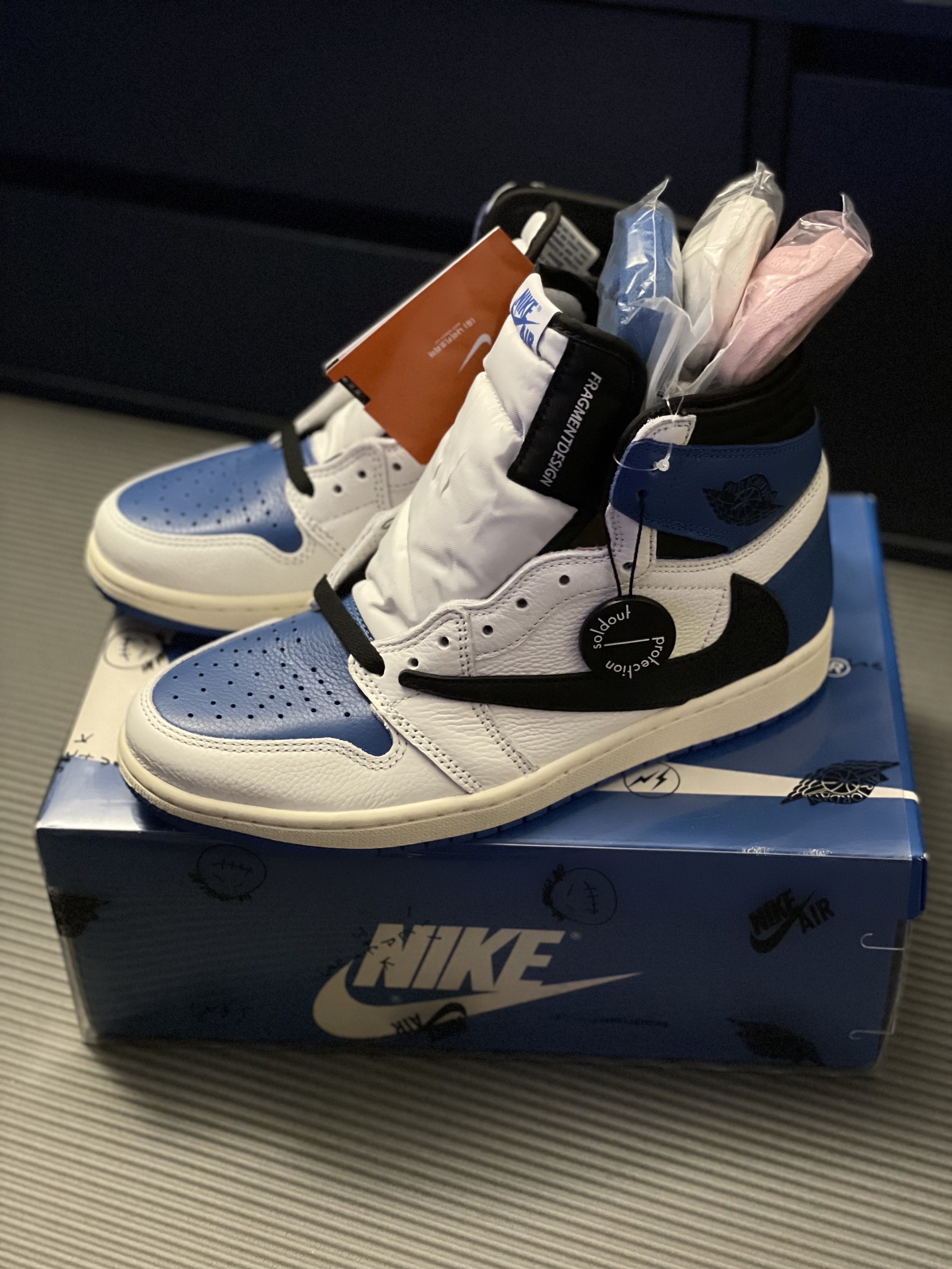 Jordan 1 x Travis Scott x Fragment Retro High OG SP Military Blue 착용 스타일 - 3