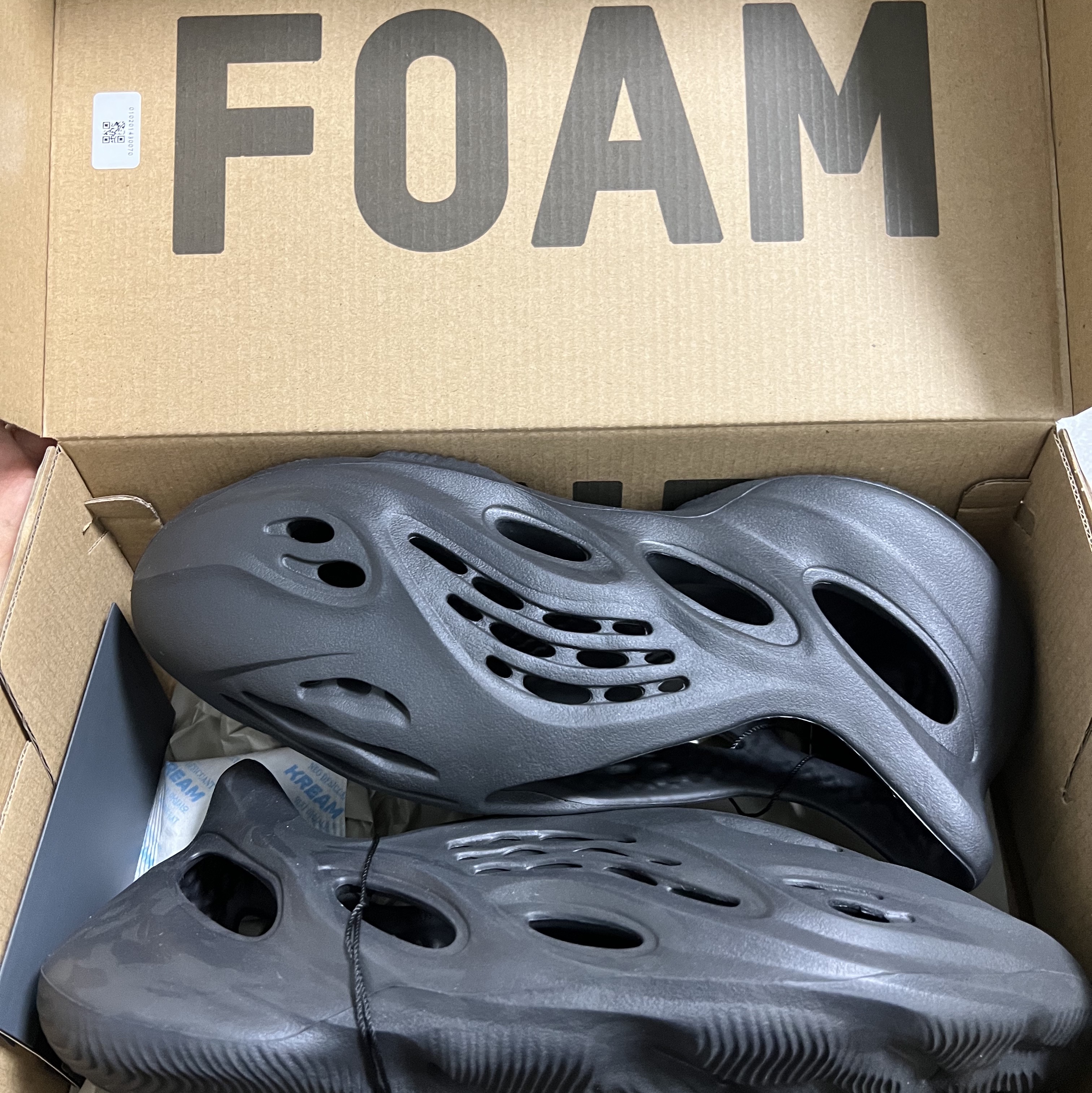 Adidas Yeezy Foam RNNR Onyx 착용 스타일