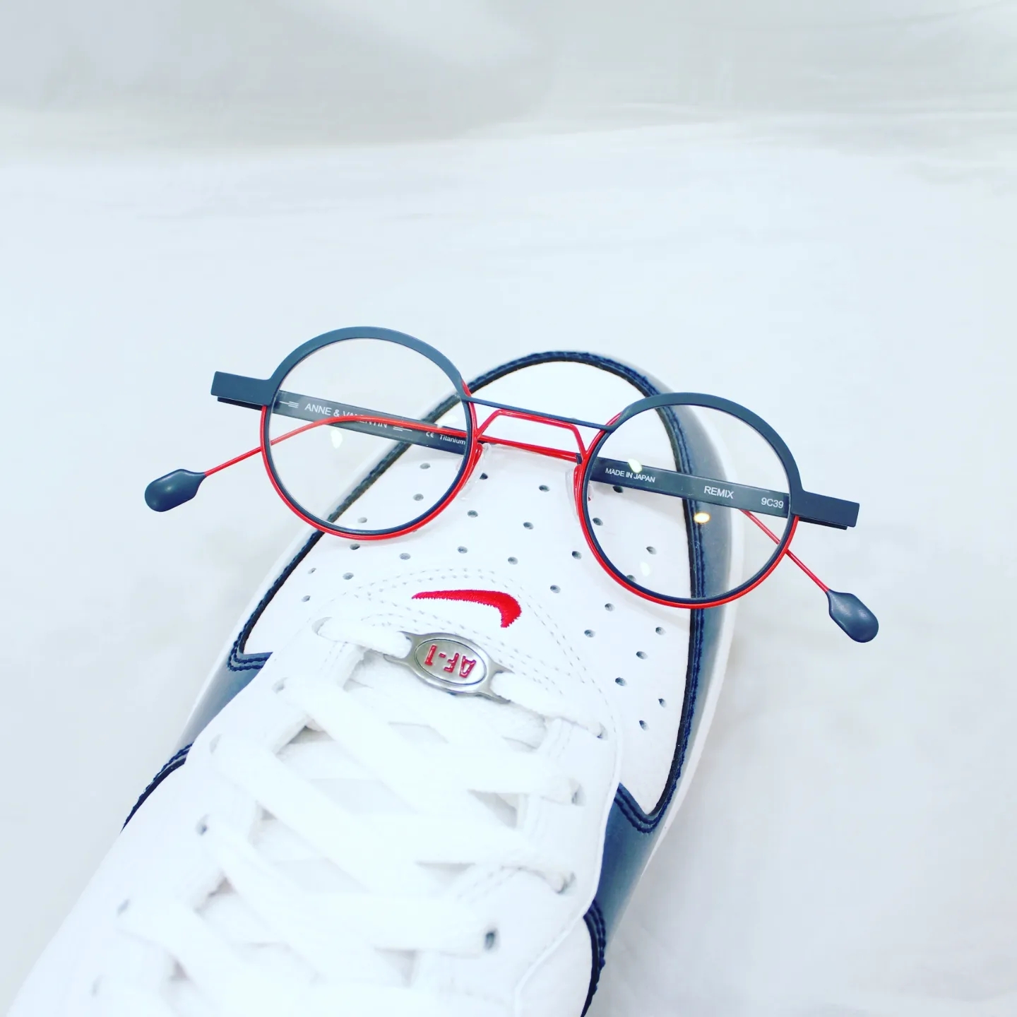 Nike Air Force 1 Mid QS University Red and Midnight Navy 착용 스타일 - 4