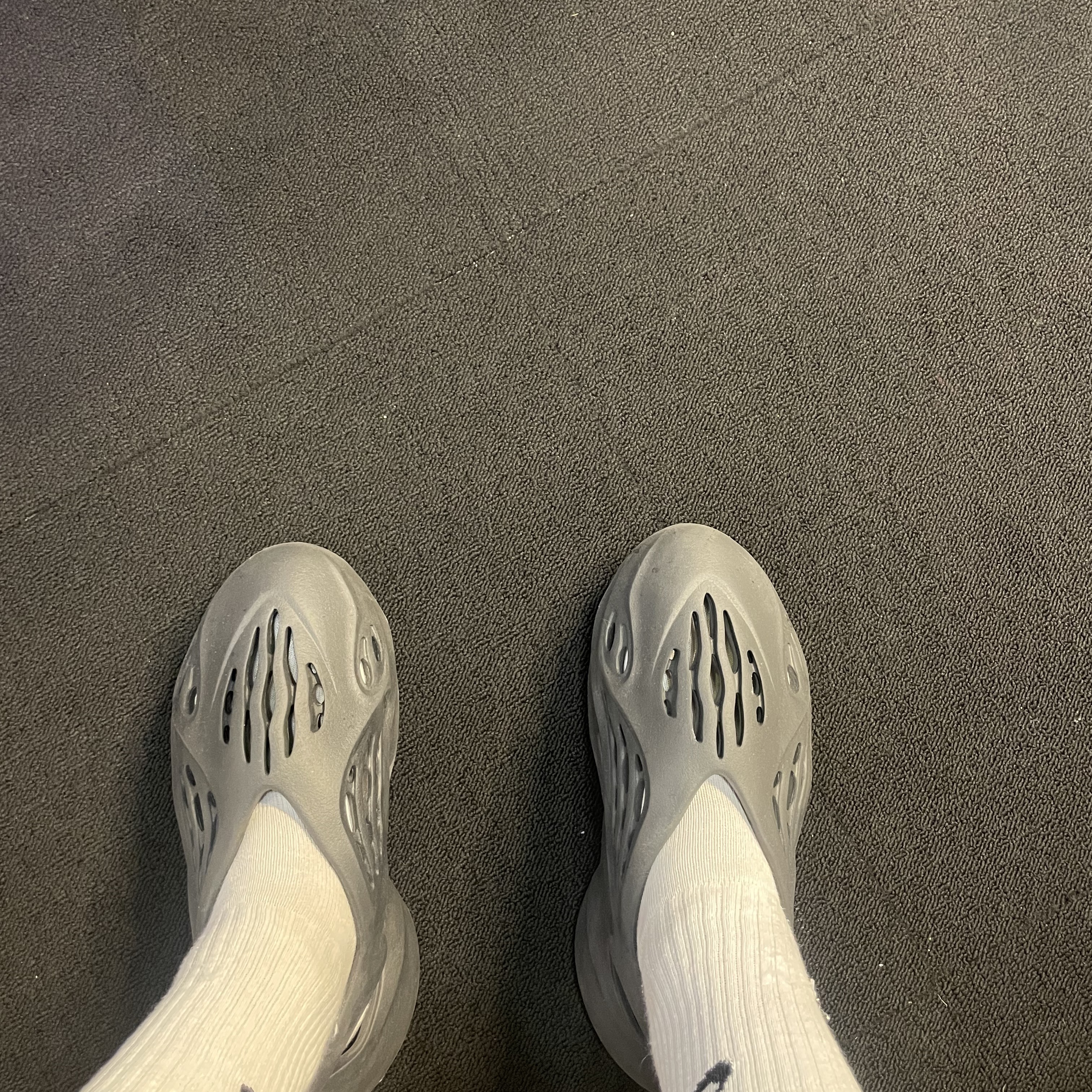 Adidas Yeezy Foam RNNR Onyx 착용 스타일