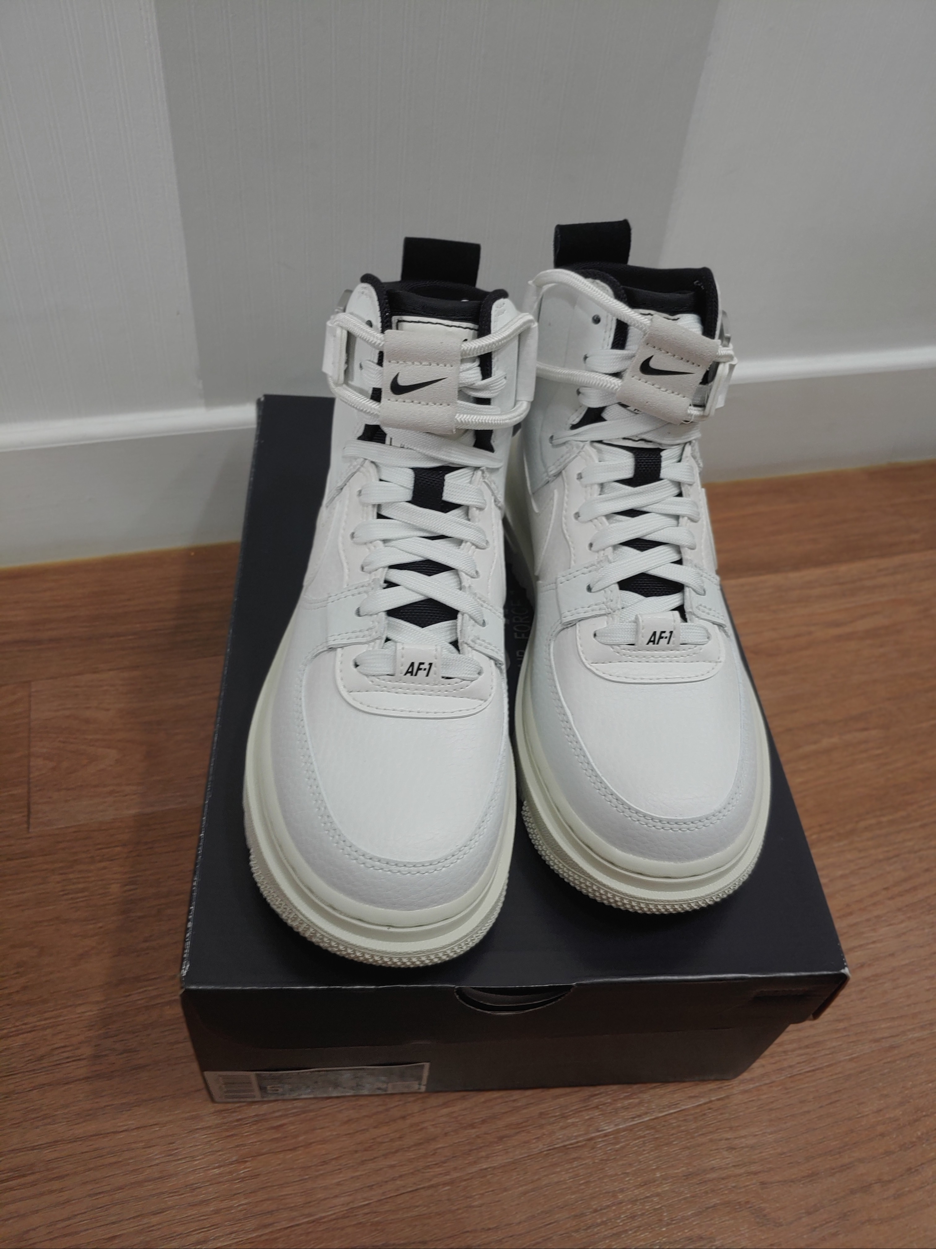 (W) Nike Air Force 1 High Utility 2.0 Summit White 착용 스타일 - 2