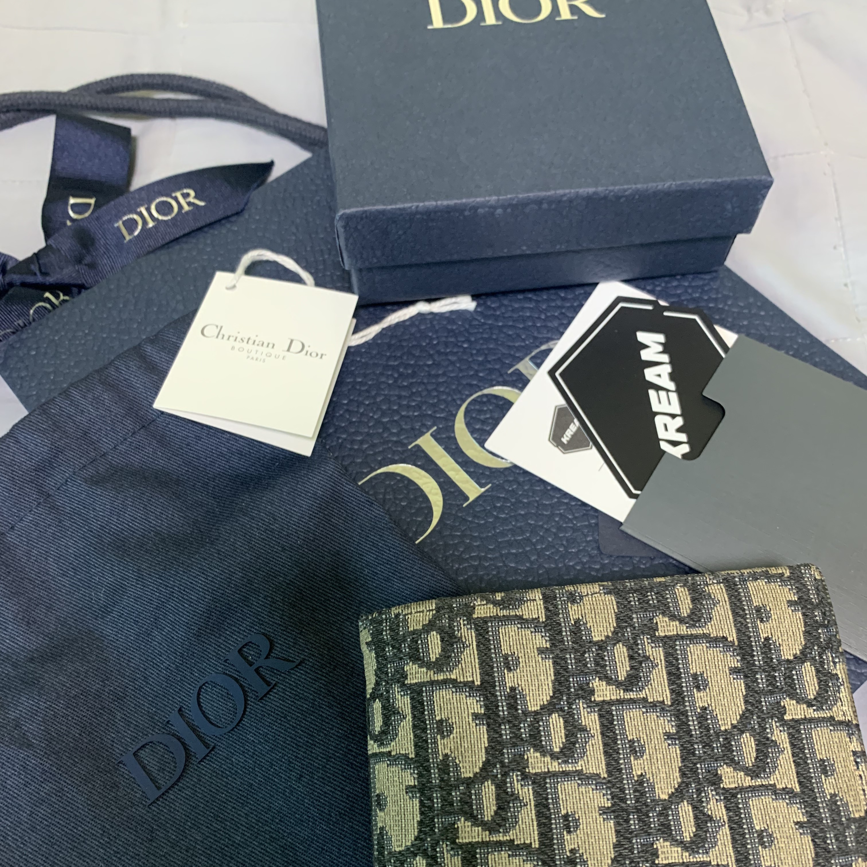 Dior Compact Wallet Beige & Black Dior Oblique Jacquard 착용 스타일