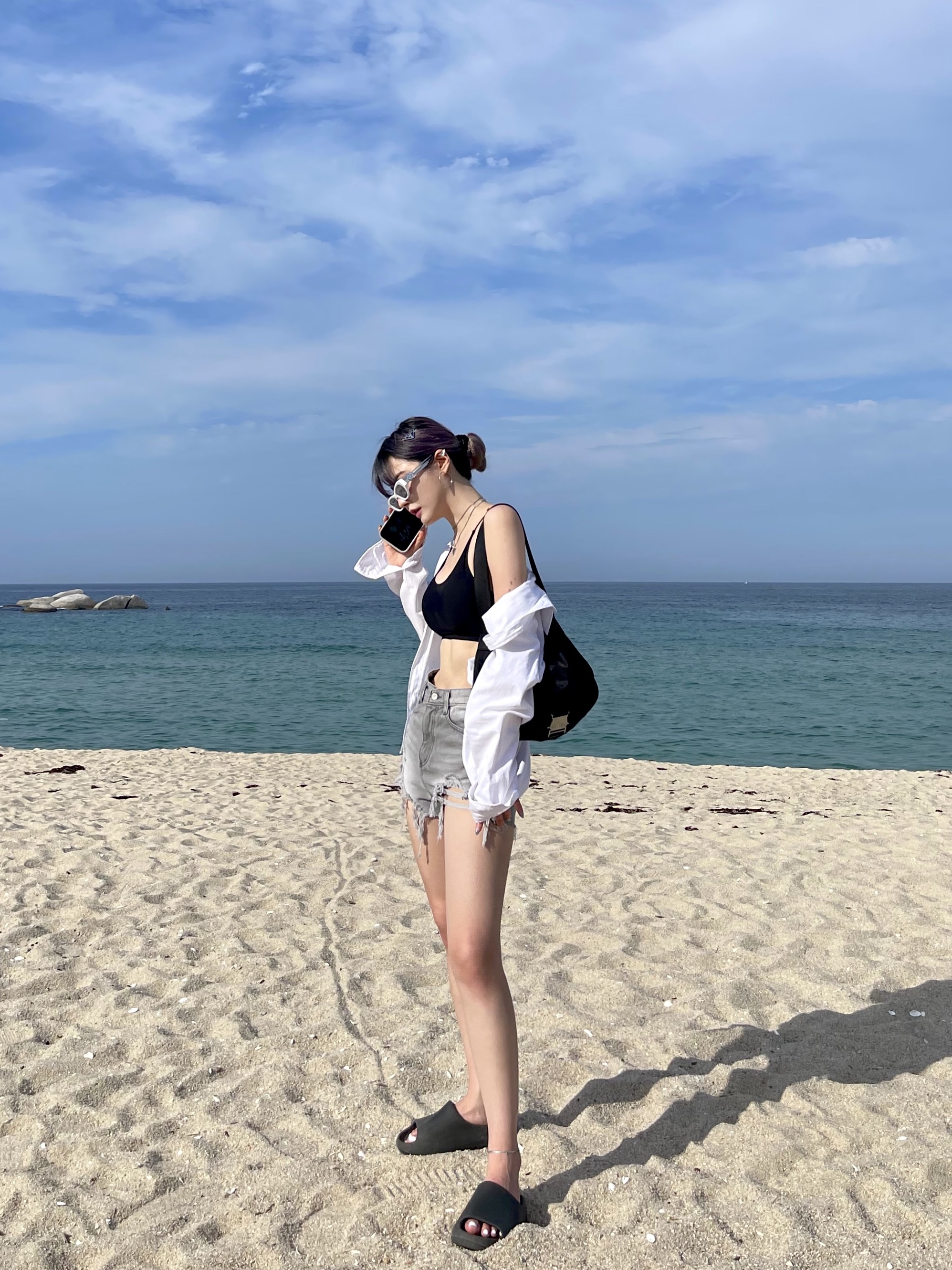 Adidas Yeezy Slide Onyx 착용 스타일 - 2