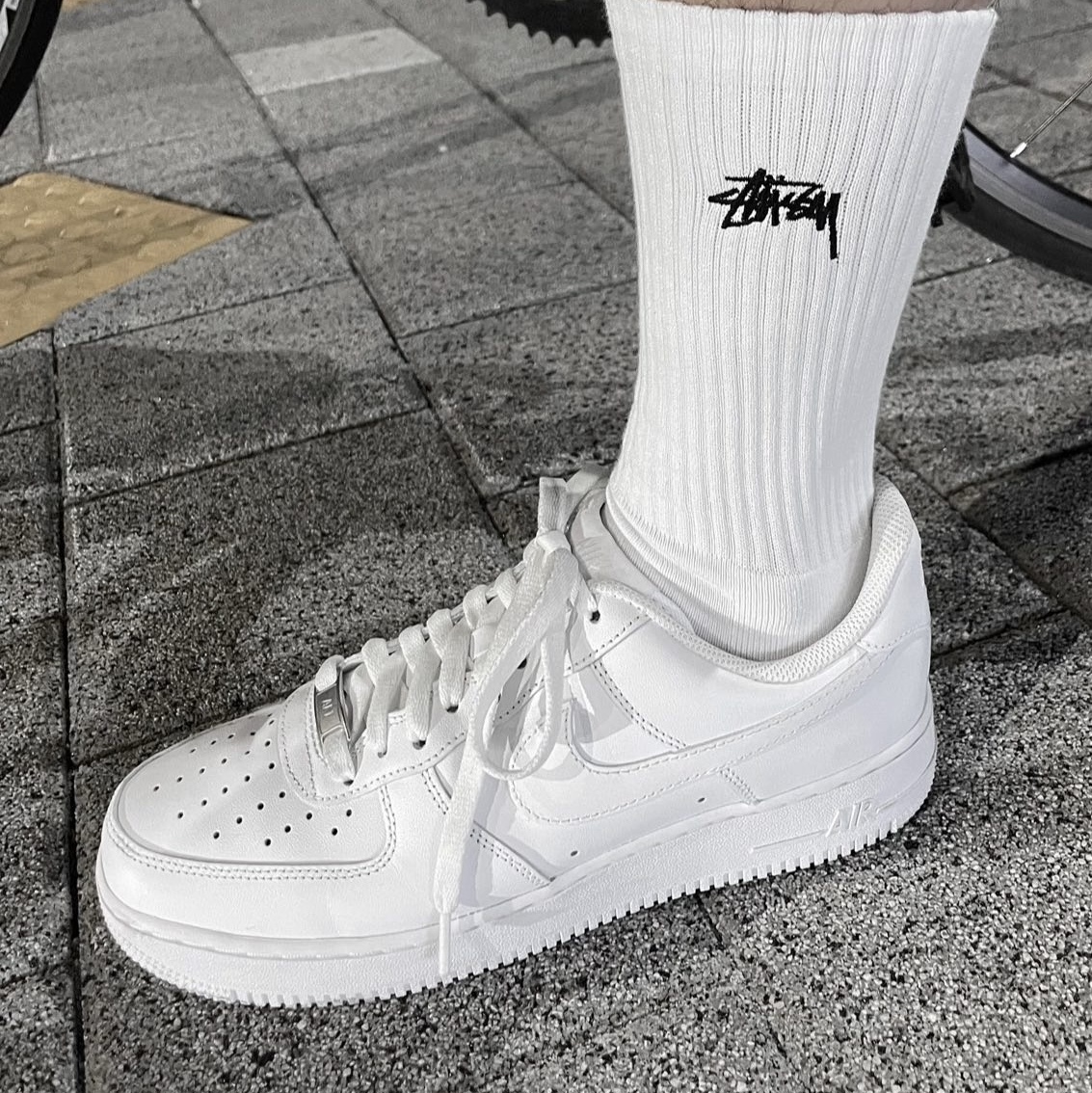 Nike Air Force 1 '07 Low White, Stussy Small Stock Crew Socks White (3 Pack) 착용 스타일