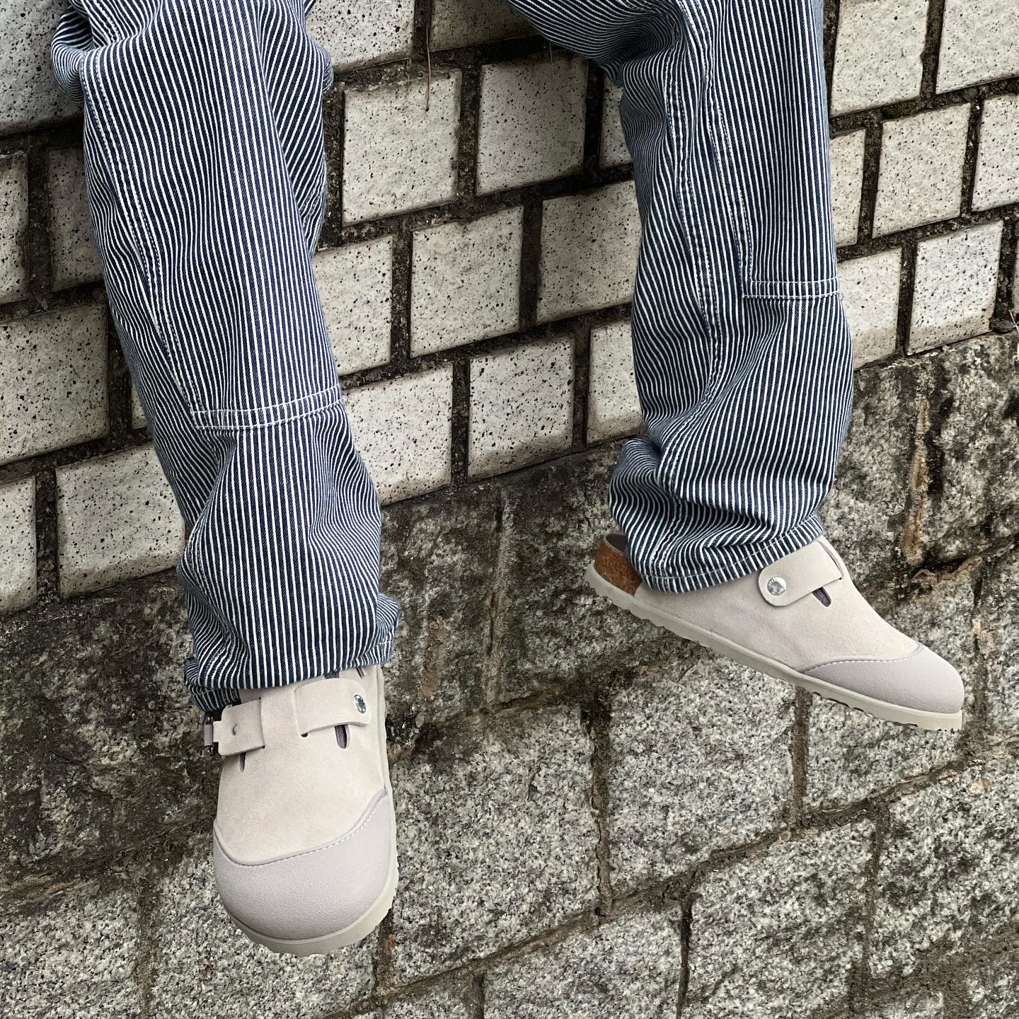 Dior x Birkenstock Tokio Mule Nubuck Calfskin Greige 착용 스타일 - 3