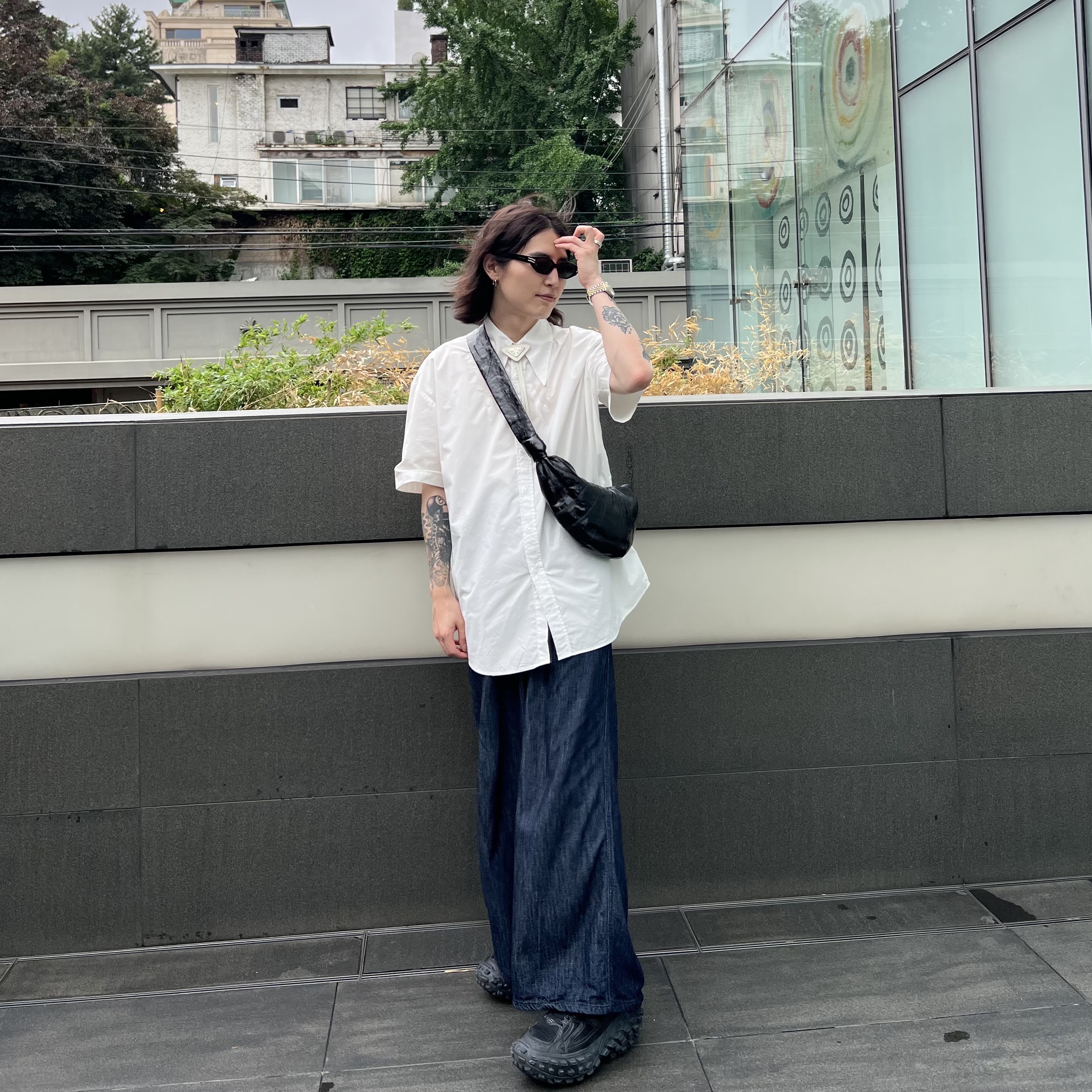 Balenciaga Defender Sneakers Black, Lemaire Small Croissant Bag Coated Linen Canvas Black 착용 스타일