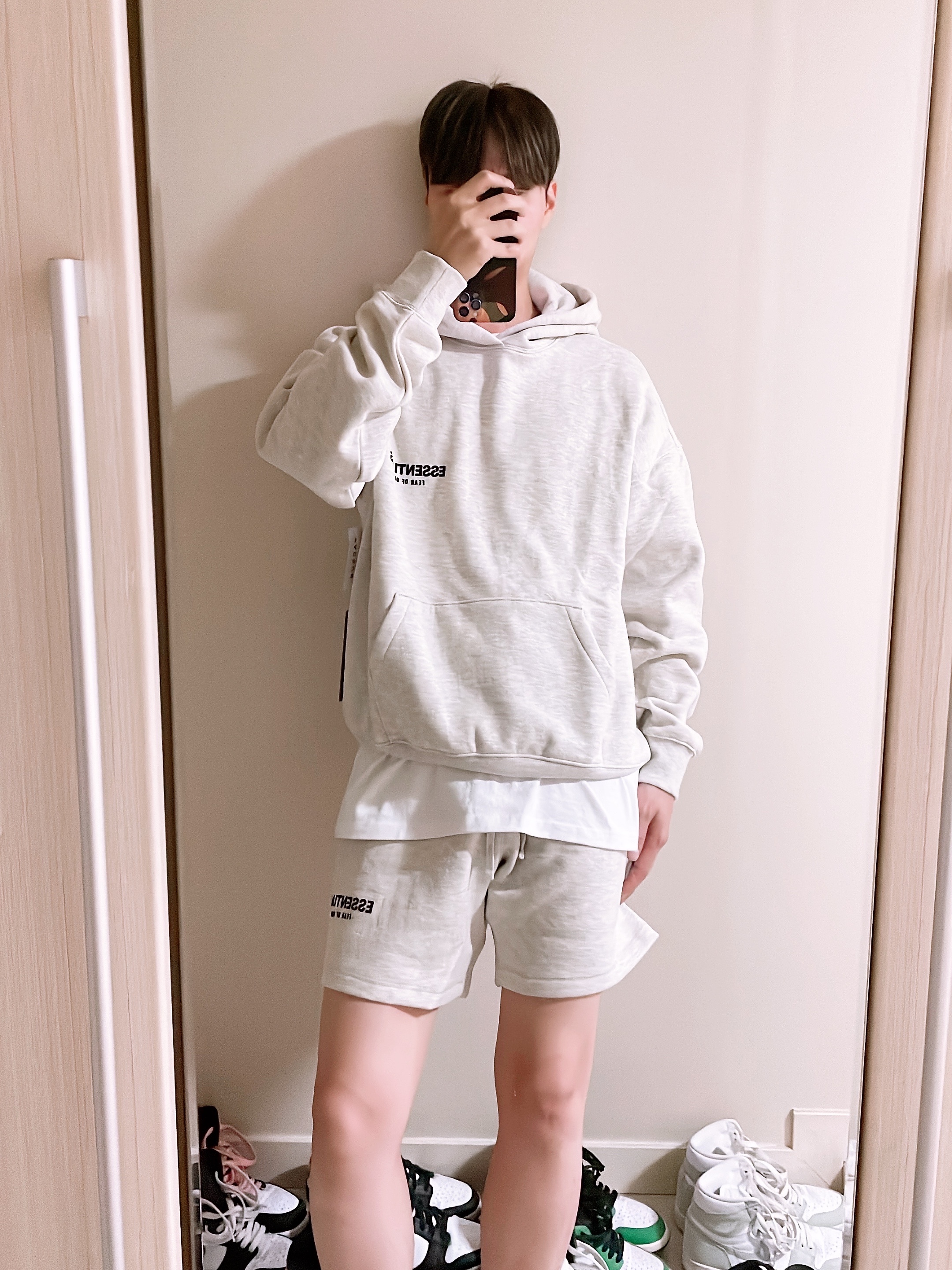 Essentials The Core Collection Hoodie Light Oatmeal 착용 스타일 - 2