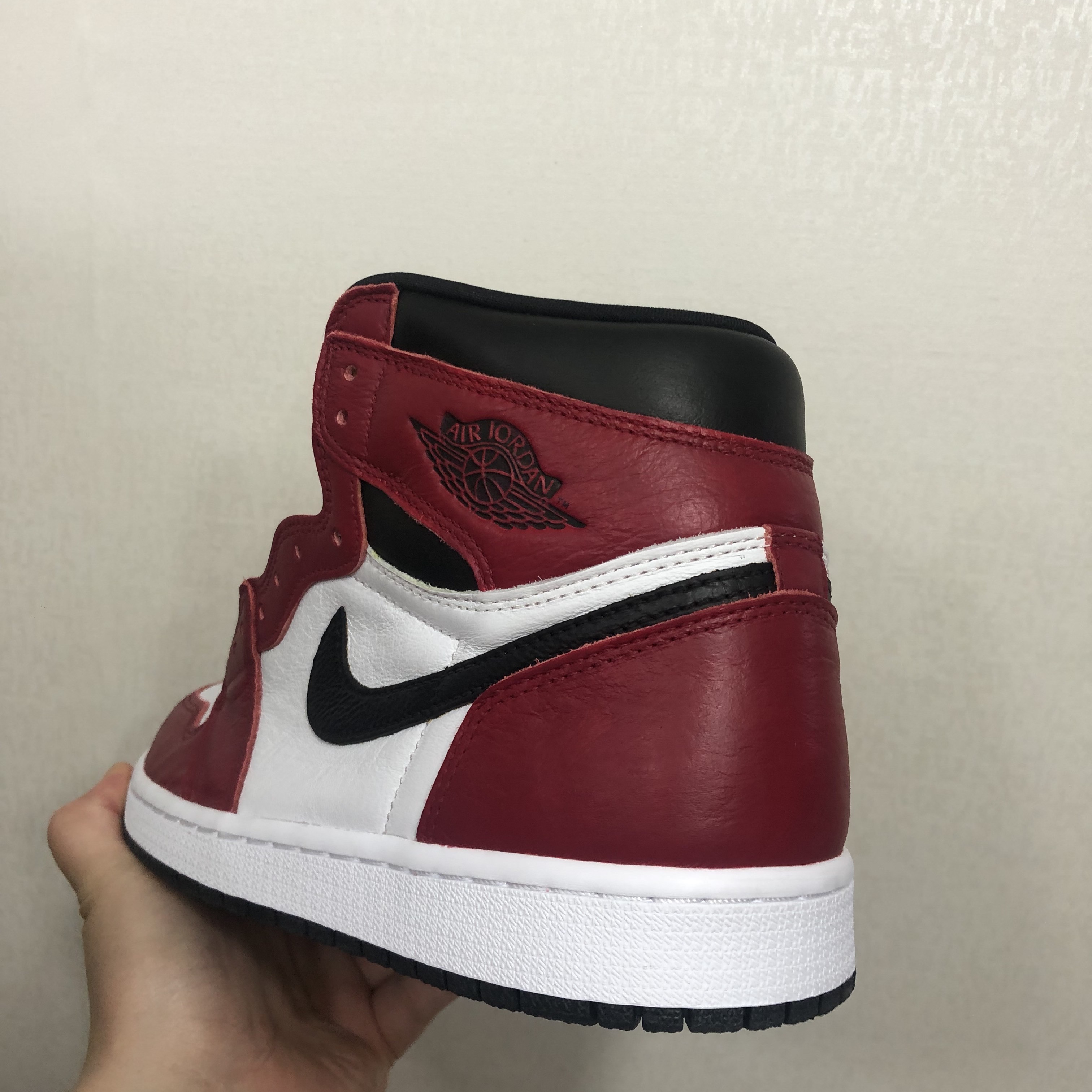 Jordan 1 Retro High OG Light Fusion Red 착용 스타일 - 2