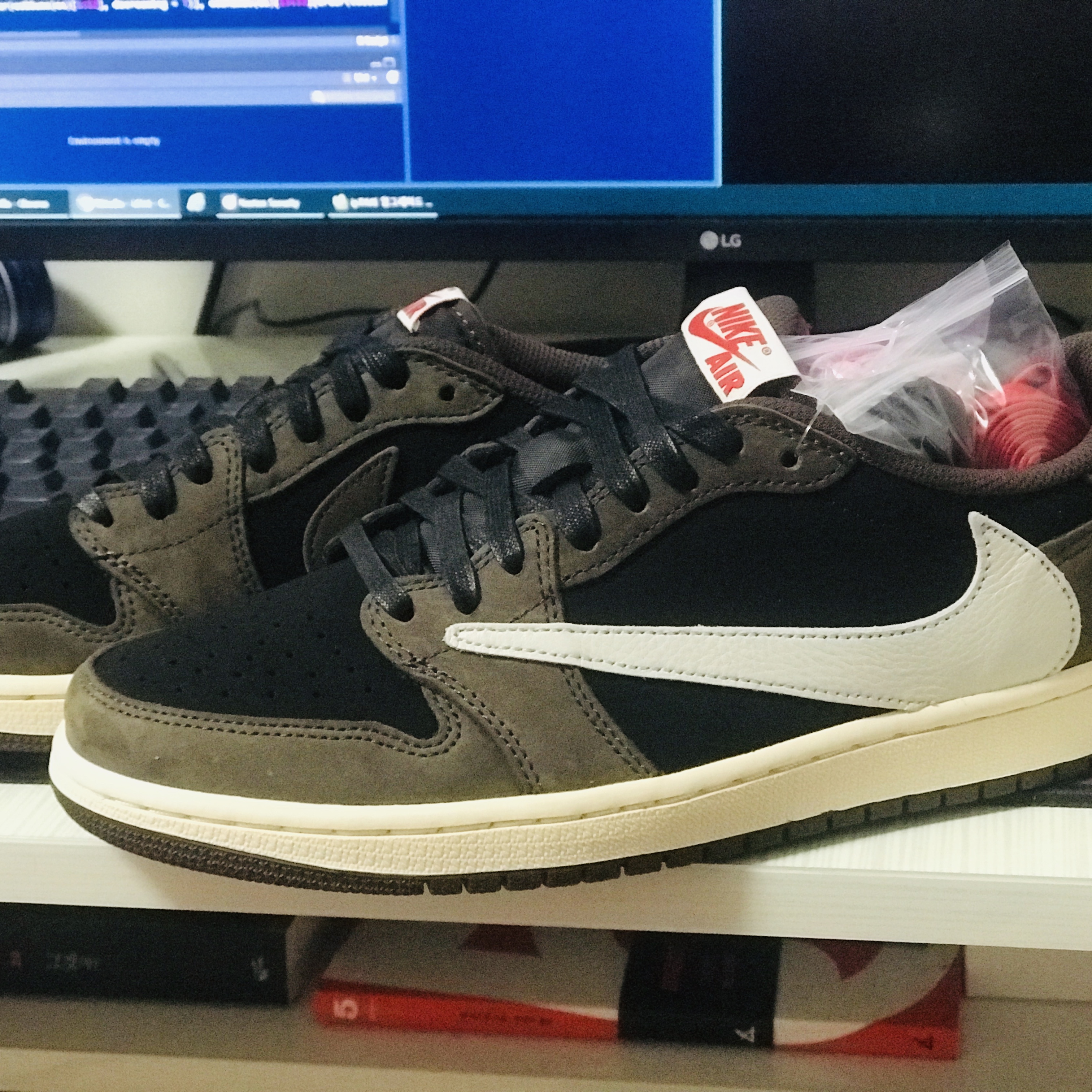 Jordan 1 x Travis Scott Retro Low OG SP Mocha, Nike x Off-White Air Force 1 Low Black White 착용 스타일 - 1