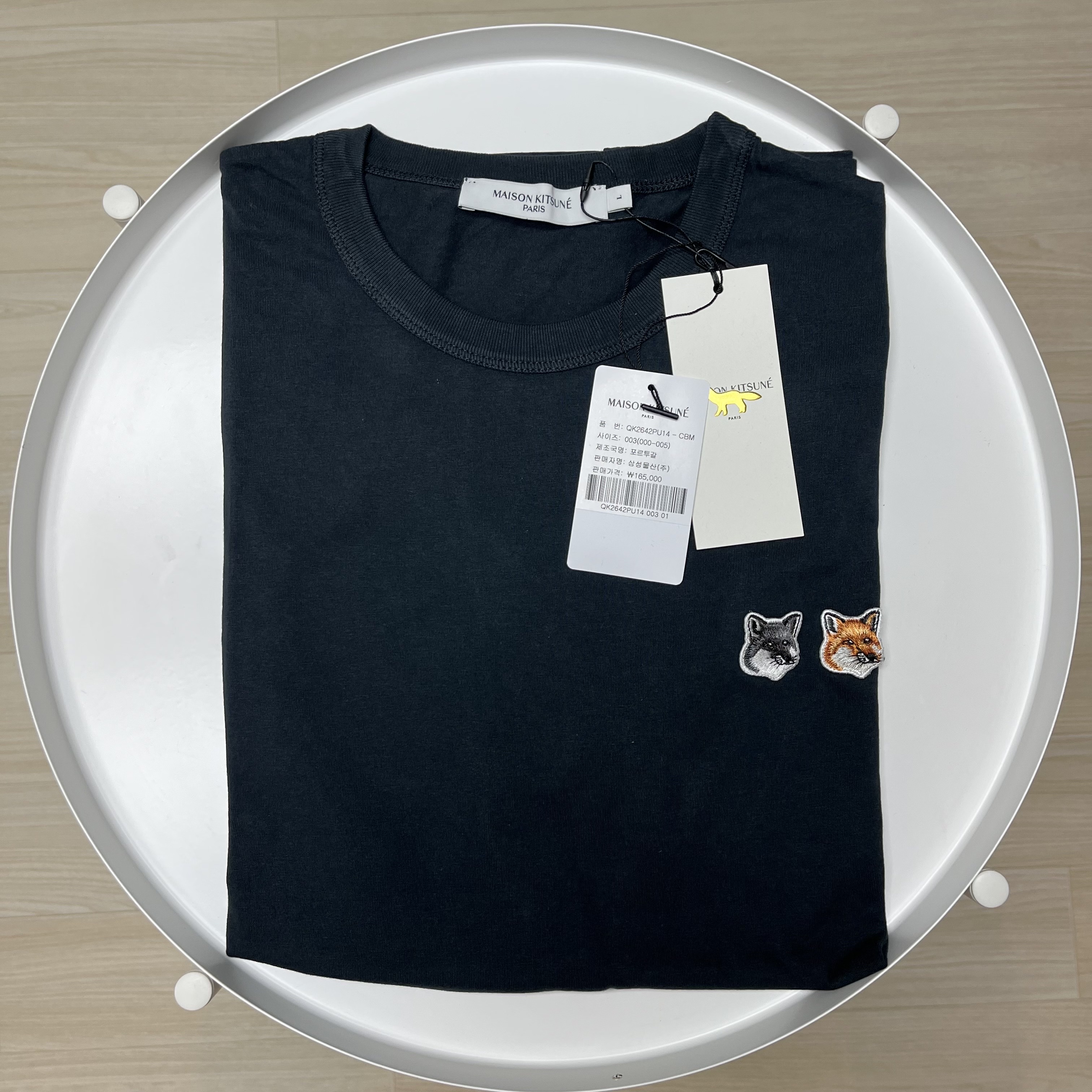 Maison Kitsune Double Fox Head Patch Classic T-Shirt Anthracite 착용 스타일 - 2